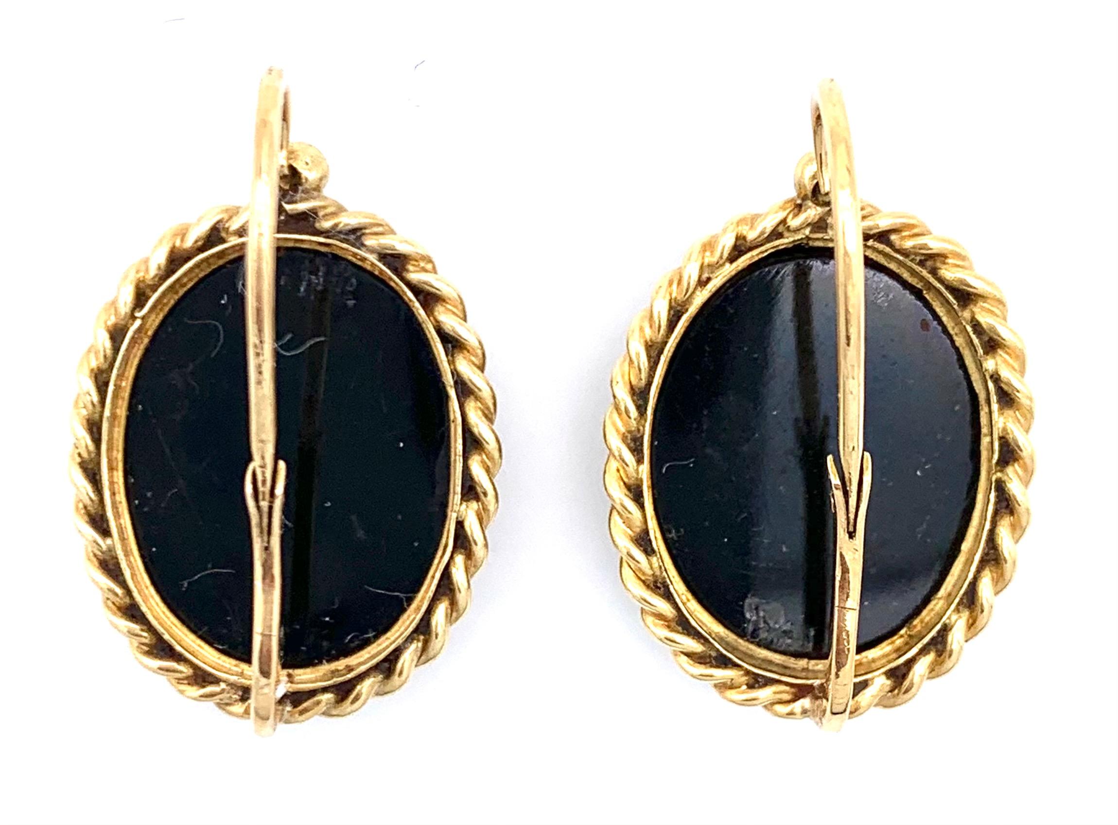 Questi eleganti orecchini pendenti francesi sono montati in montature d'oro 18 carati decorate con fili d'oro intrecciati.
Le montature sono contrassegnate da punzoni francesi a 18 carati. 