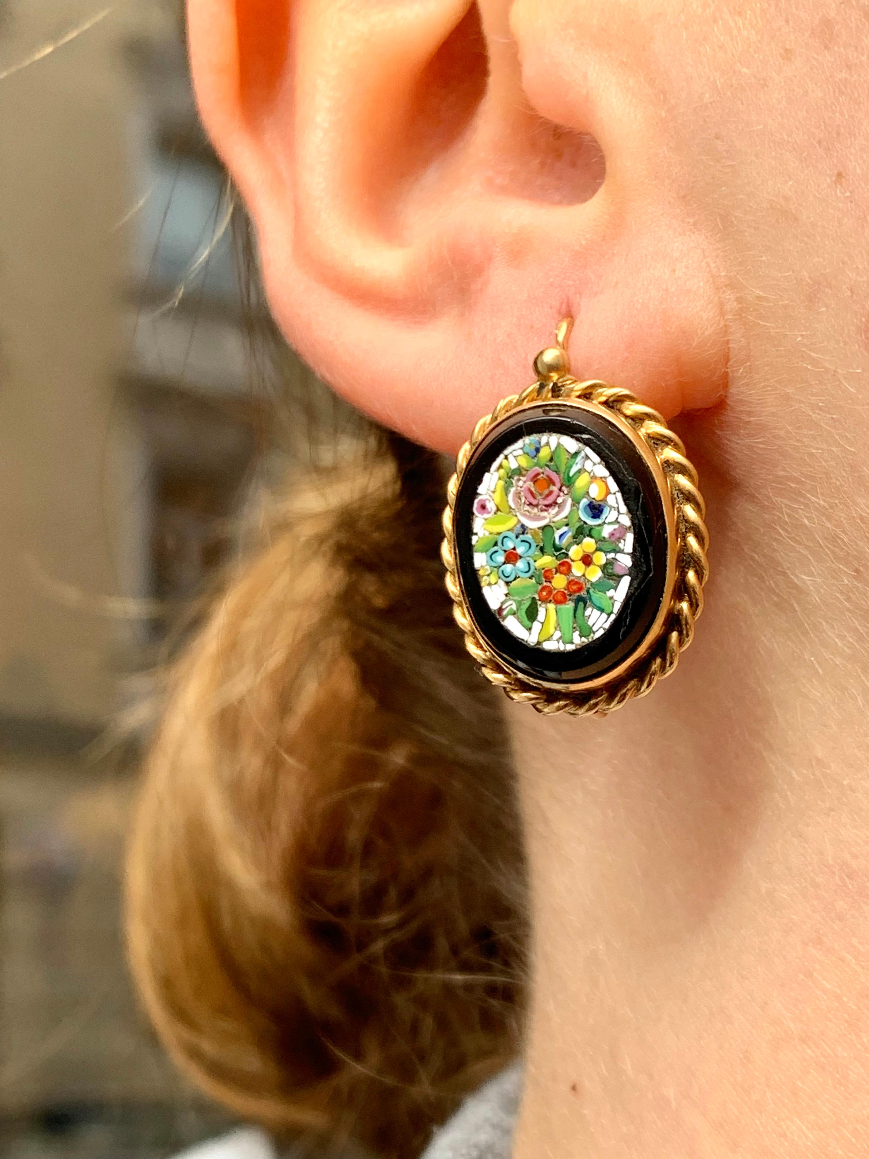 Antique French 18 Karat Orecchini pendenti Fiori romani a micro mosaico In condizioni buone in vendita a Munich, Bavaria