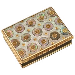 Tabatière ancienne française en nacre montée sur or 18 carats, vers 1750