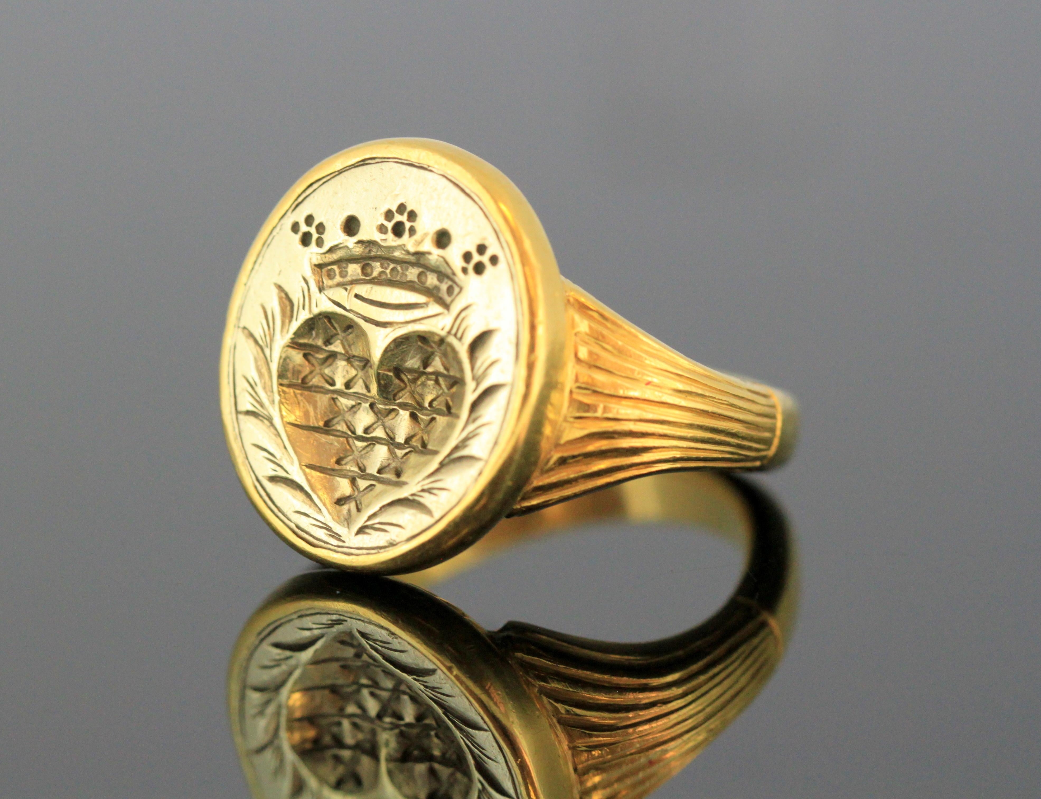 An antique 18k gold men's ring with a crowned heart seal, ring appears to have possibly been in possession of a king or royal family member.
Made in France Circa 1780.

No hallmarks, has been tested positive for 18k gold.

Dimensions -
Finger Size: