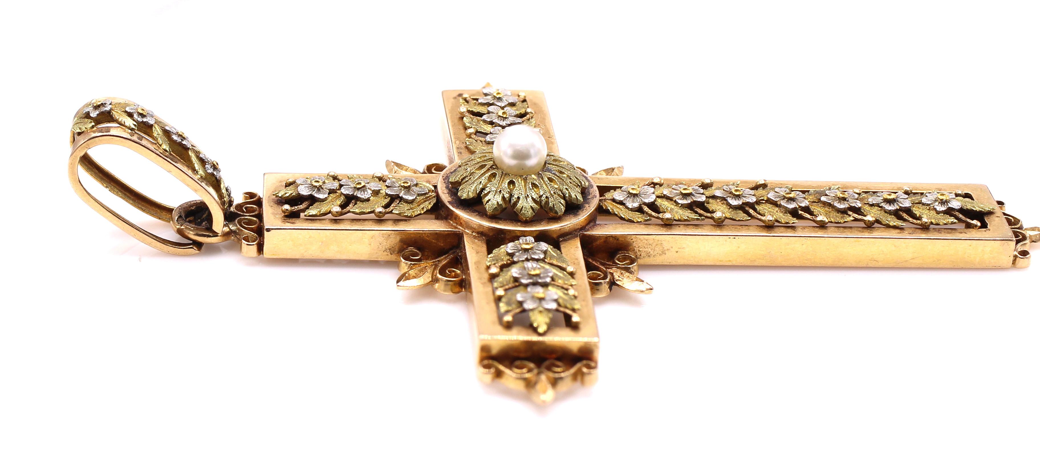 Magnifiquement conçu et fabriqué à la main, ce crass antique a été fabriqué en France vers 1850. Un travail détaillé en blanc et en jaune montre des fleurs et des feuilles embellissant le pendentif avec une perle lustrée au centre de la pièce.