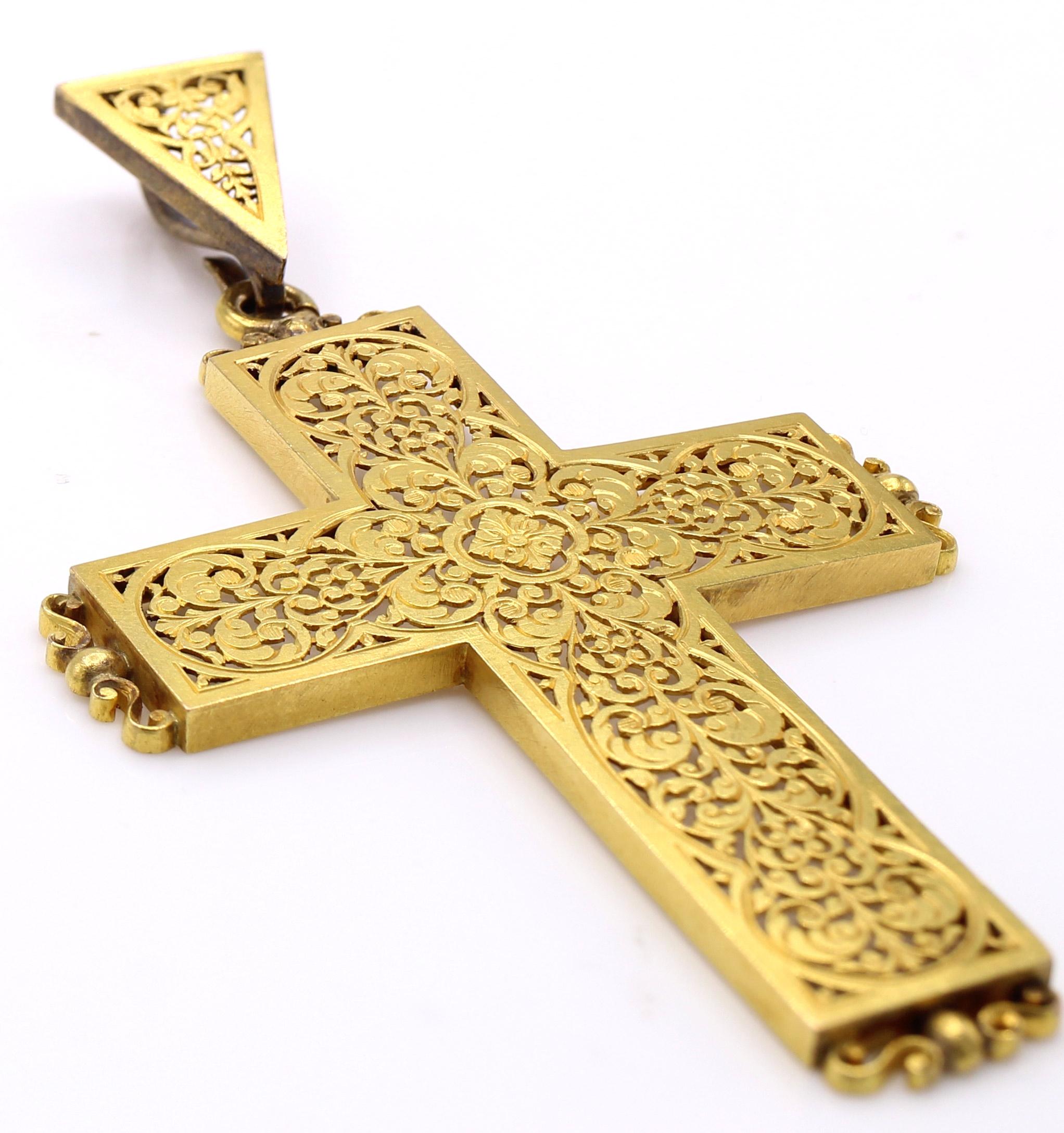 Magnifiquement conçue et fabriquée à la main, cette croix ancienne a été fabriquée en France vers 1850. Un fin travail d'azur et un travail d'or détaillé sur chaque bord confèrent à ce magnifique bijou d'époque un aspect tout à fait unique. Poinçon