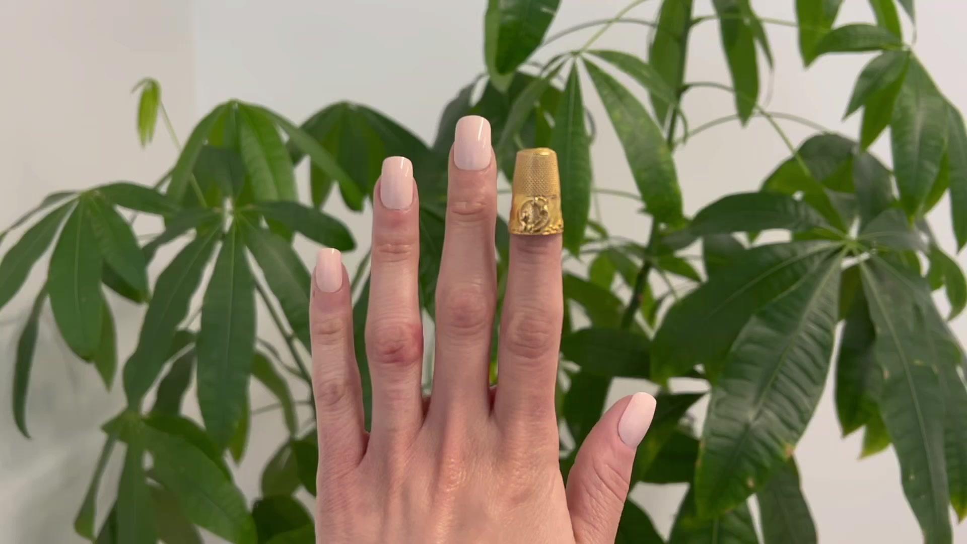 Eine antike Französisch 18 Karat Gelbgold Fingerhut. Gefertigt aus 18 Karat Gelbgold mit französischen Punzen. Inklusive Originalverpackung. Um 1880.

Über diesen Artikel: Für die Designerin in Ihrem Leben - ein Fingerhut aus antikem Gelbgold. Auch