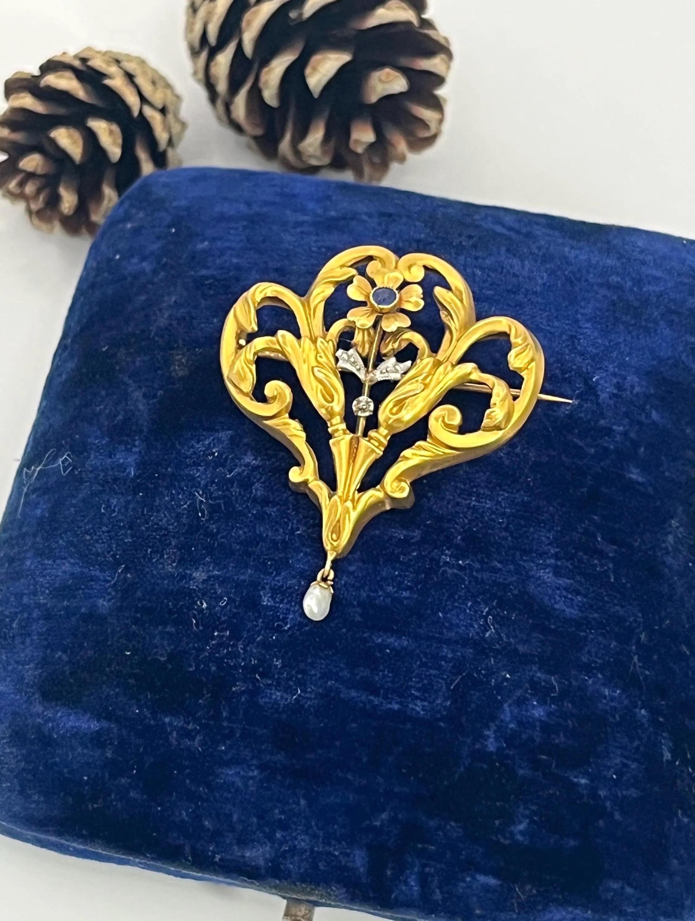 Antiguo Colgante / Broche Francés de Zafiro, Diamantes y Perlas

Oro amarillo 18 ct

Alrededor de 1910

*La cadena se vende por separado 

Una ornamentada joya de doble función de origen francés, elaborada en oro amarillo de 18 ct con motivos