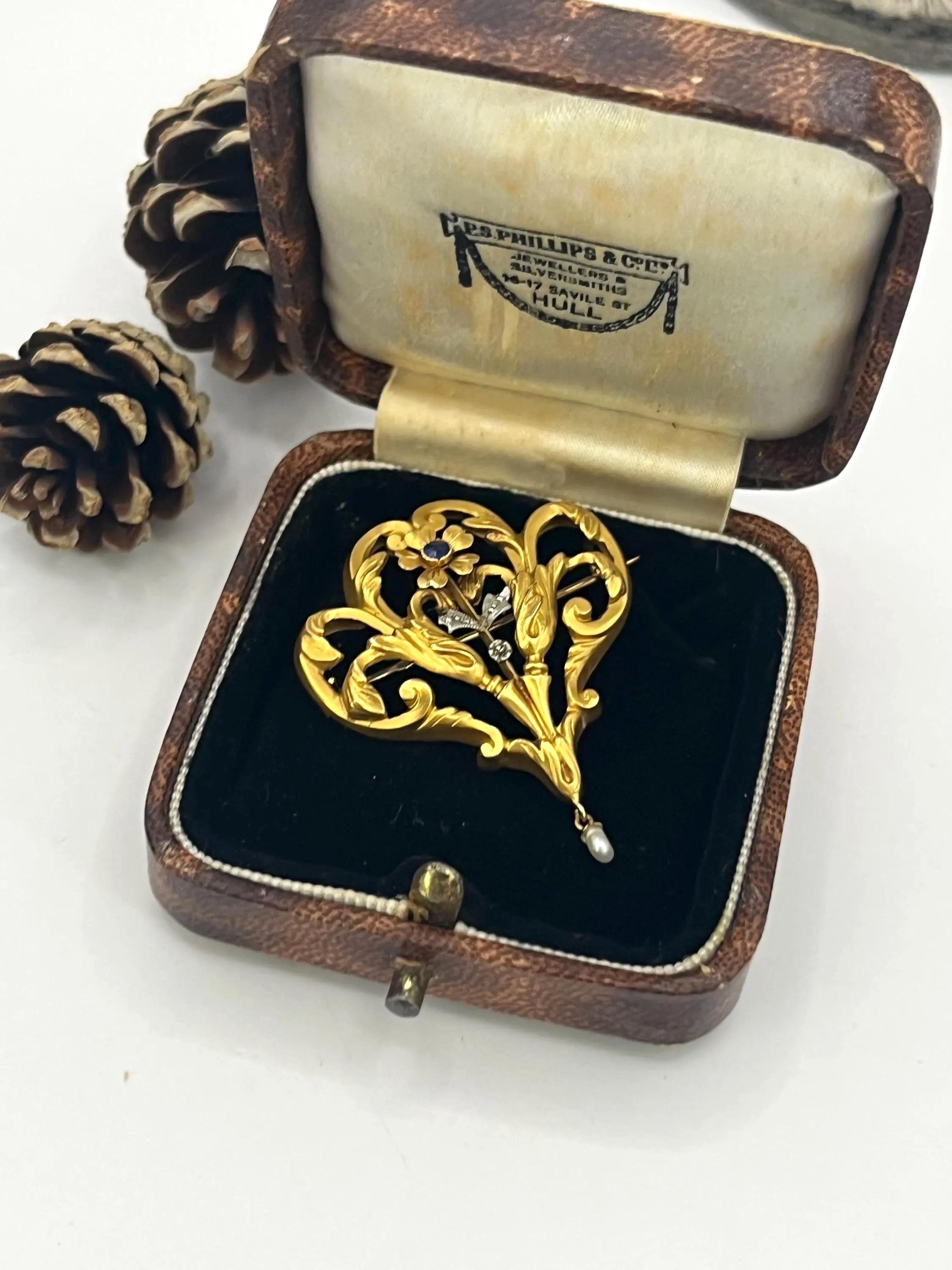 Antique French 18ct Gold, Edwardian Sapphire Pearl Pendant / Broche, Circa 1910 Corte redondo en venta