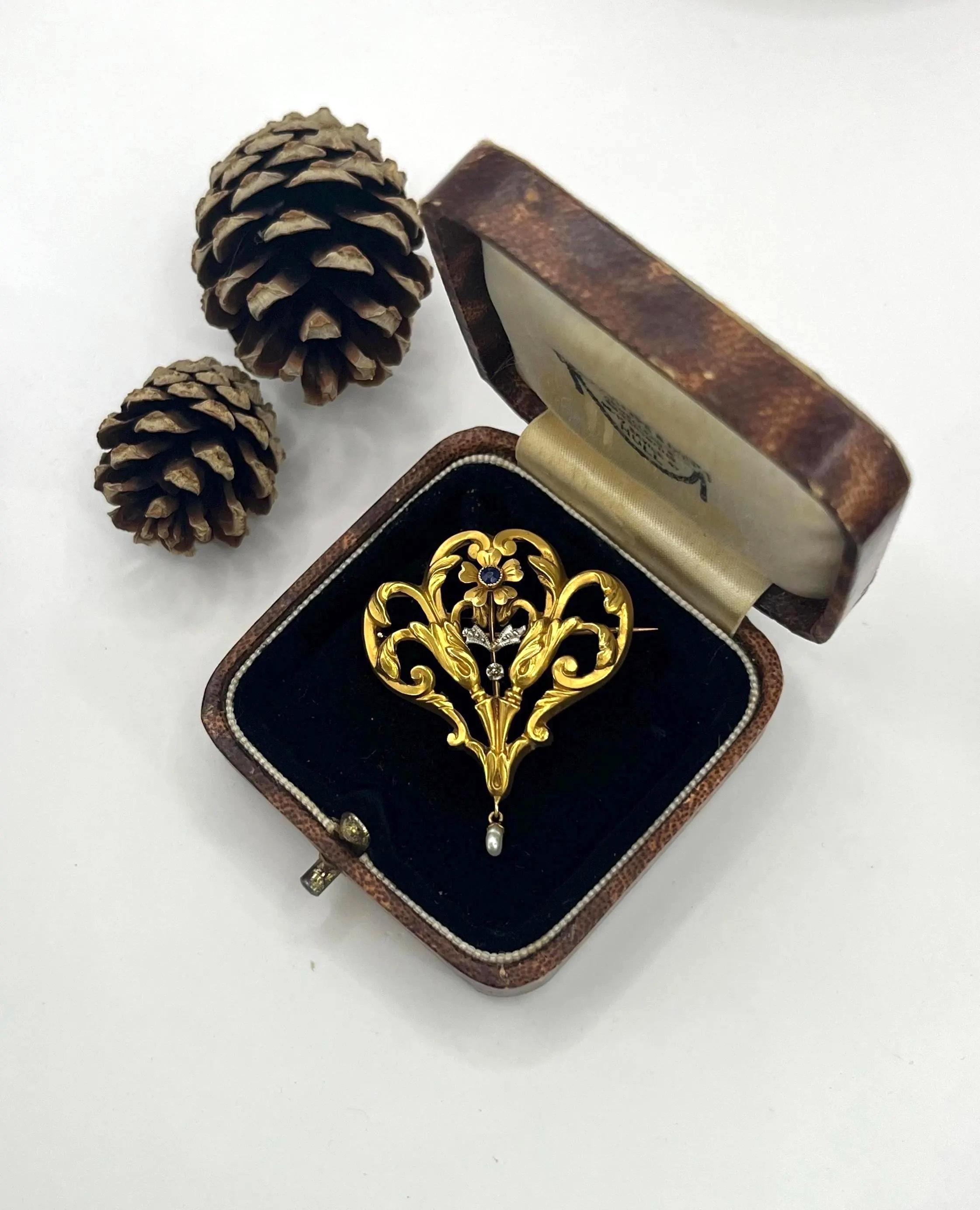 Antique French 18ct Gold, Edwardian Sapphire Pearl Pendant / Broche, Circa 1910 en Bueno estado para la venta en Brighton, GB