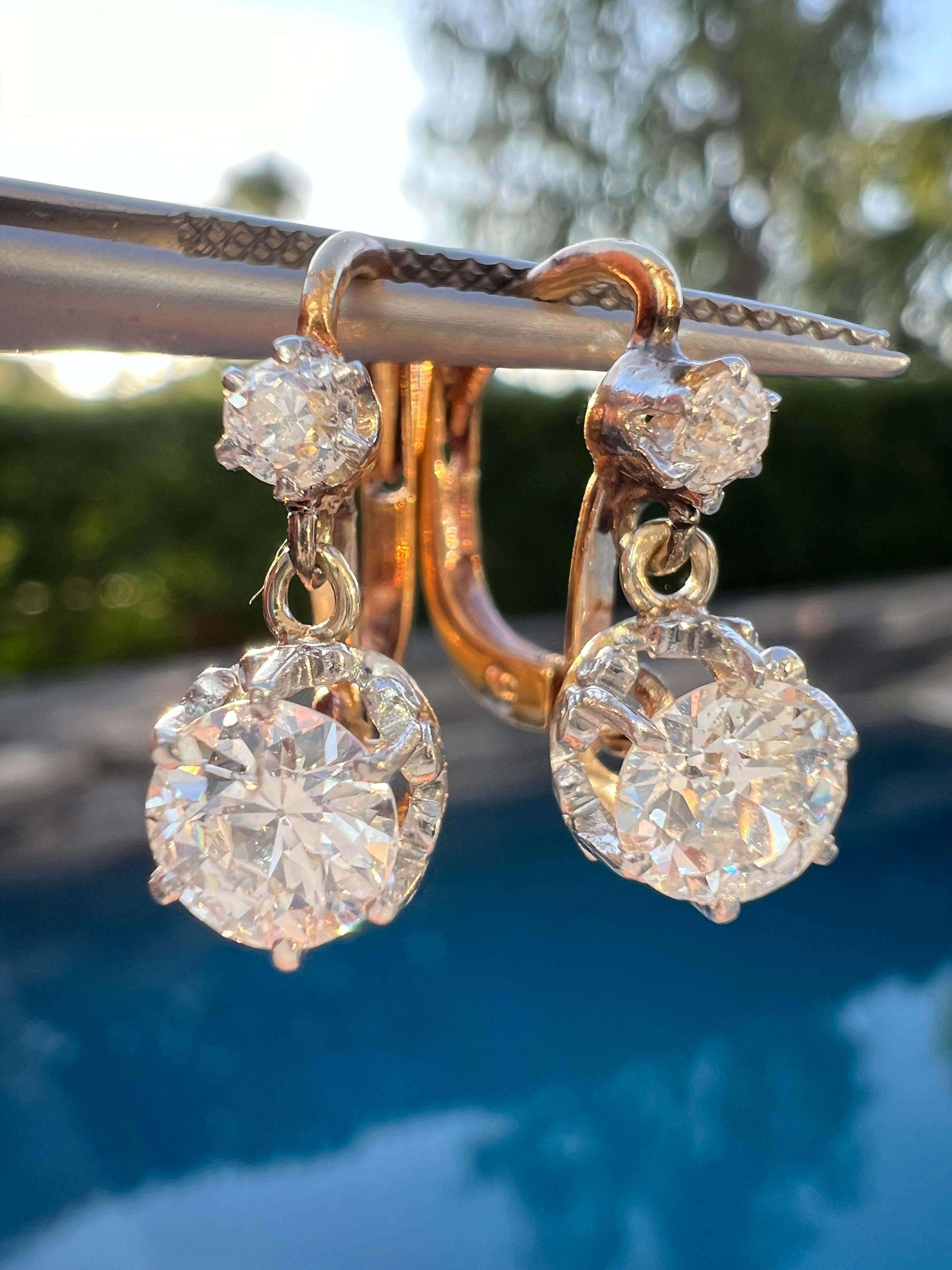 Ces boucles d'oreilles ont été importées de France et ont été fabriquées en France vers 1900. Ils sont bimétalliques, à la fois en platine et en or 18 carats. 

Chacun des gros diamants pèse 0,50 ct (5,3 mm x 3 mm) et les plus petits sont des