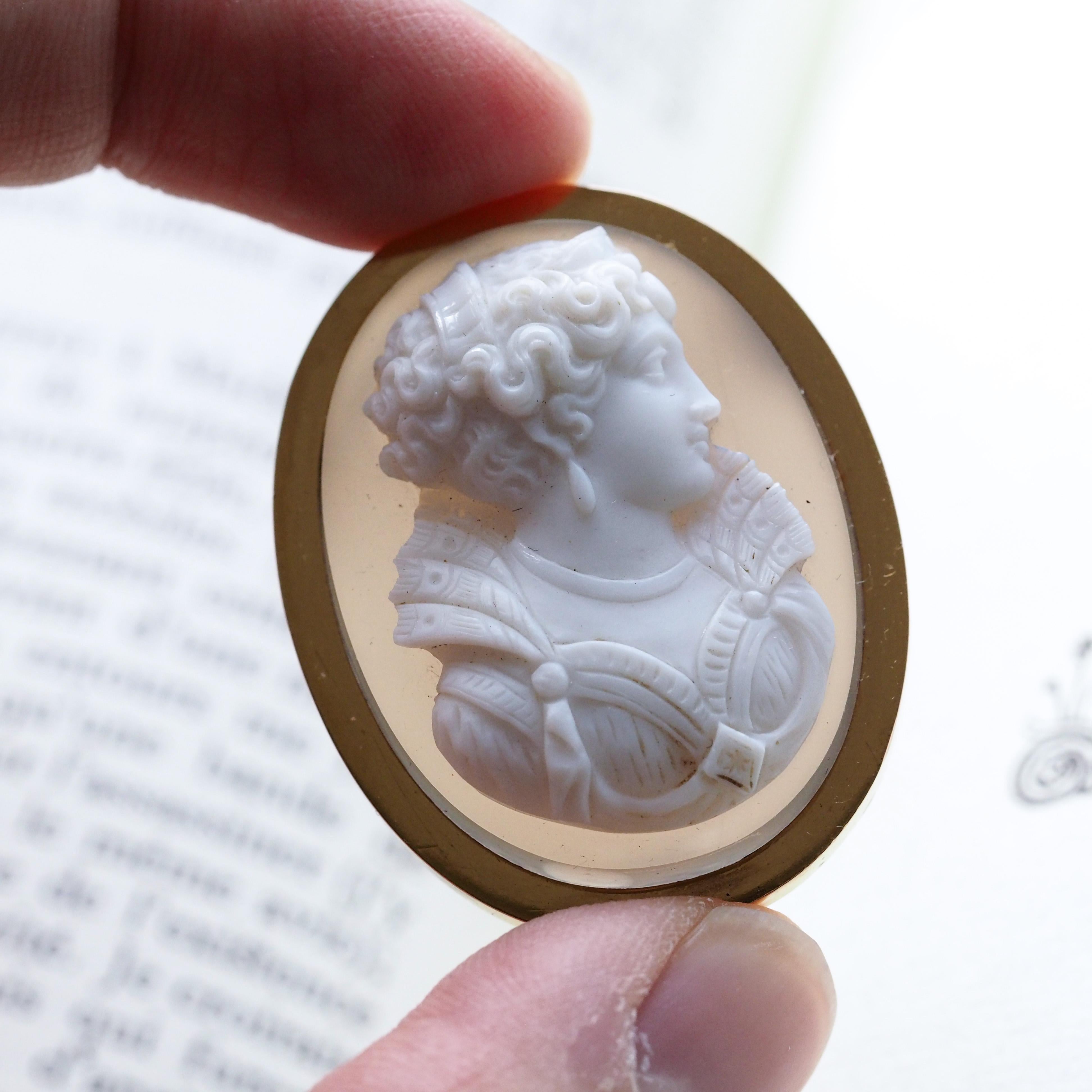 We are delighted to offer this stunning antique Victorian French 18ct gold agate cameo brooch/pendant made c.1880 (period antique box included). 

The cameo depicts a lady 'in profile' (side on) in exceptional detail, intricacy and depth. Despite