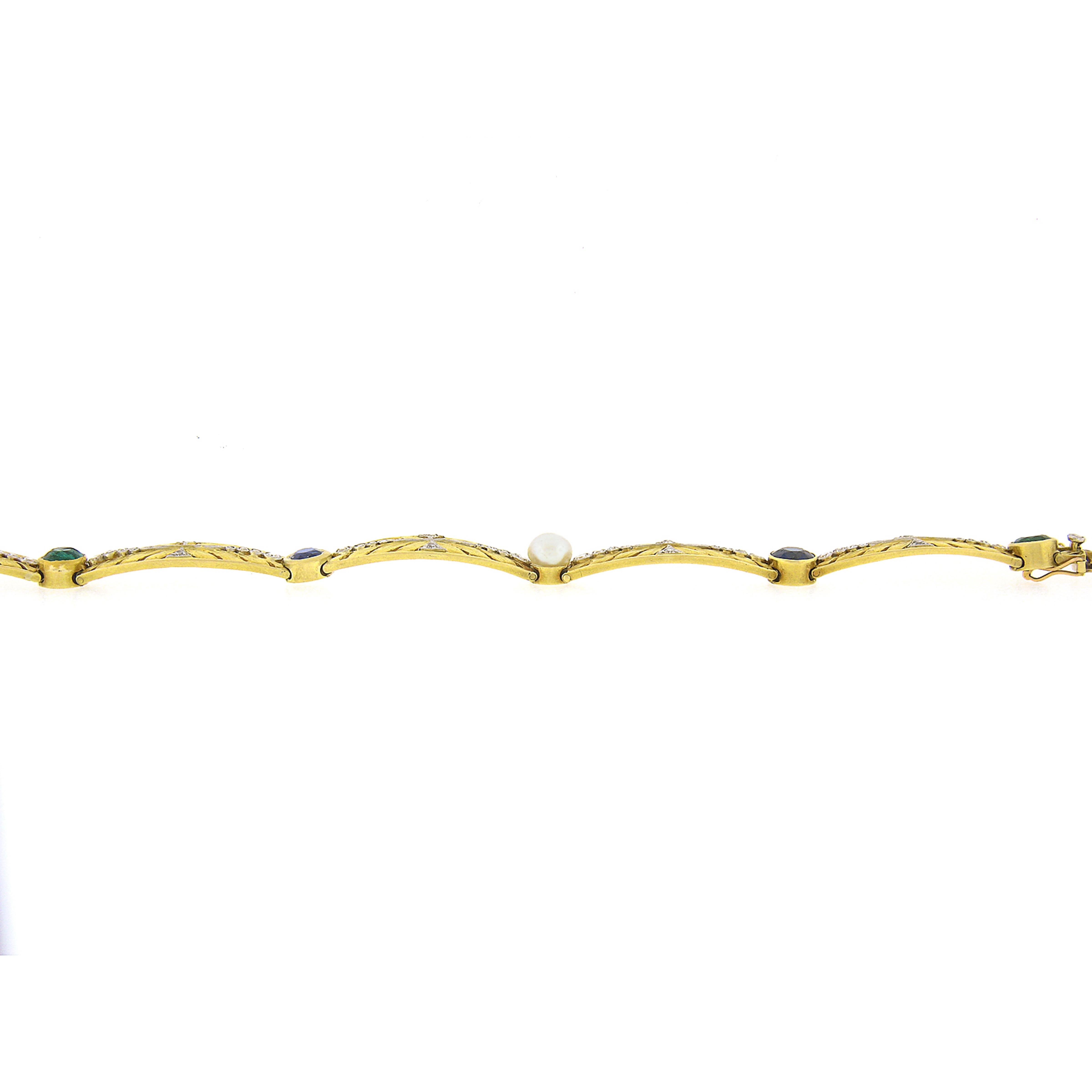Bracelet français ancien à maillons gravés en or 18 carats, perles, saphirs et émeraudes certifiées GIA Bon état - En vente à Montclair, NJ