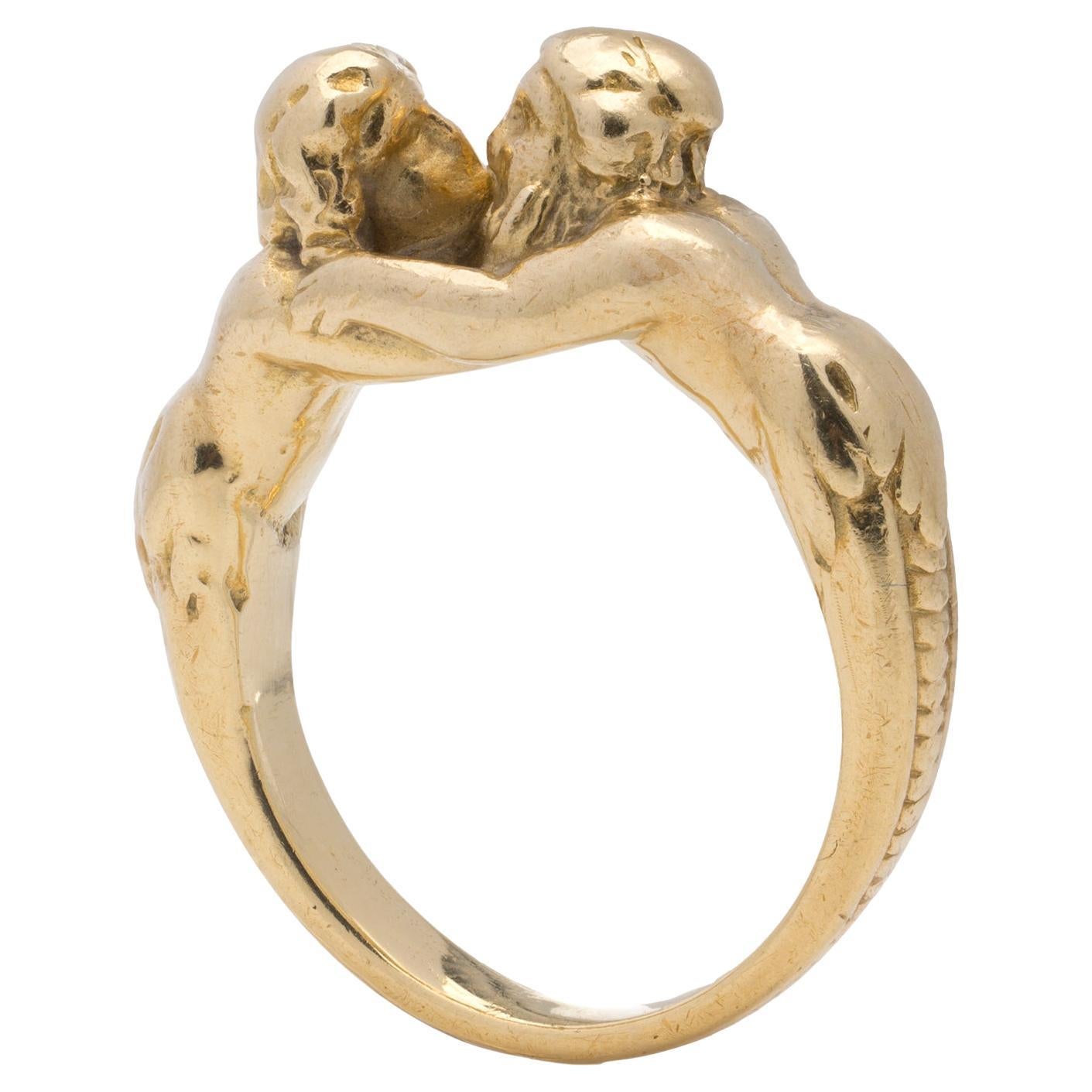 Bague ancienne en or 18 carats représentant un homme et une femme enlacés (fin du 19e siècle)

Cette charmante bague française ancienne, fabriquée en or 18 carats, capture un moment tendre et romantique avec son dessin sculptural d'un homme et d'une