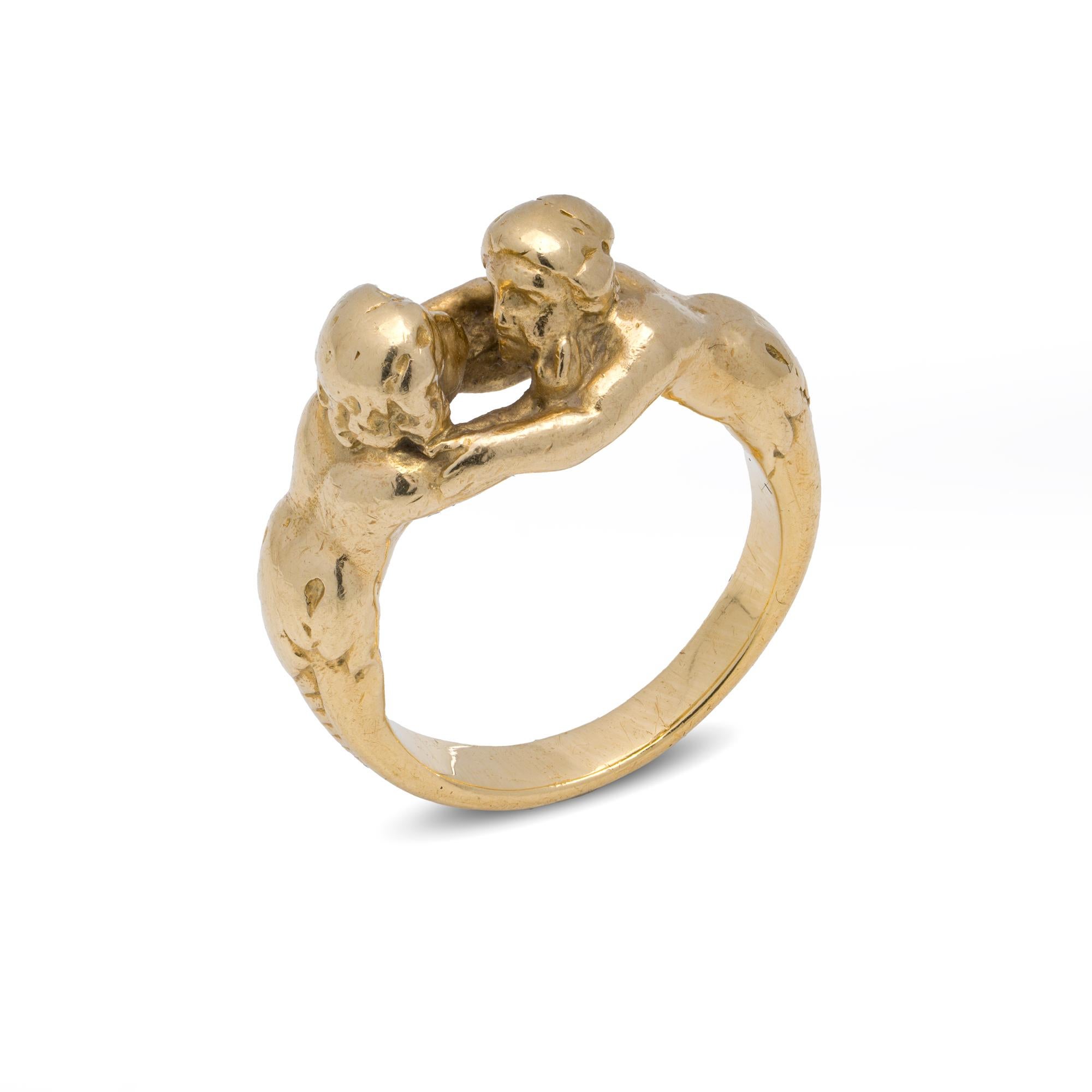 Art déco Bague ancienne en or 18 carats représentant un homme et une femme enlacés en vente