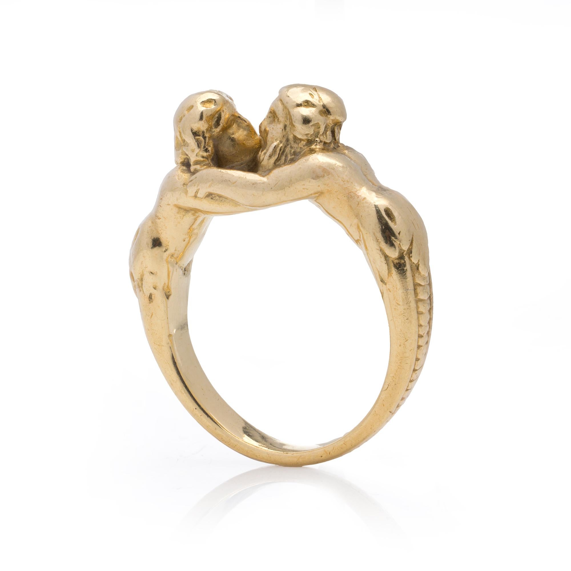 Bague ancienne en or 18 carats représentant un homme et une femme enlacés Bon état - En vente à Braintree, GB