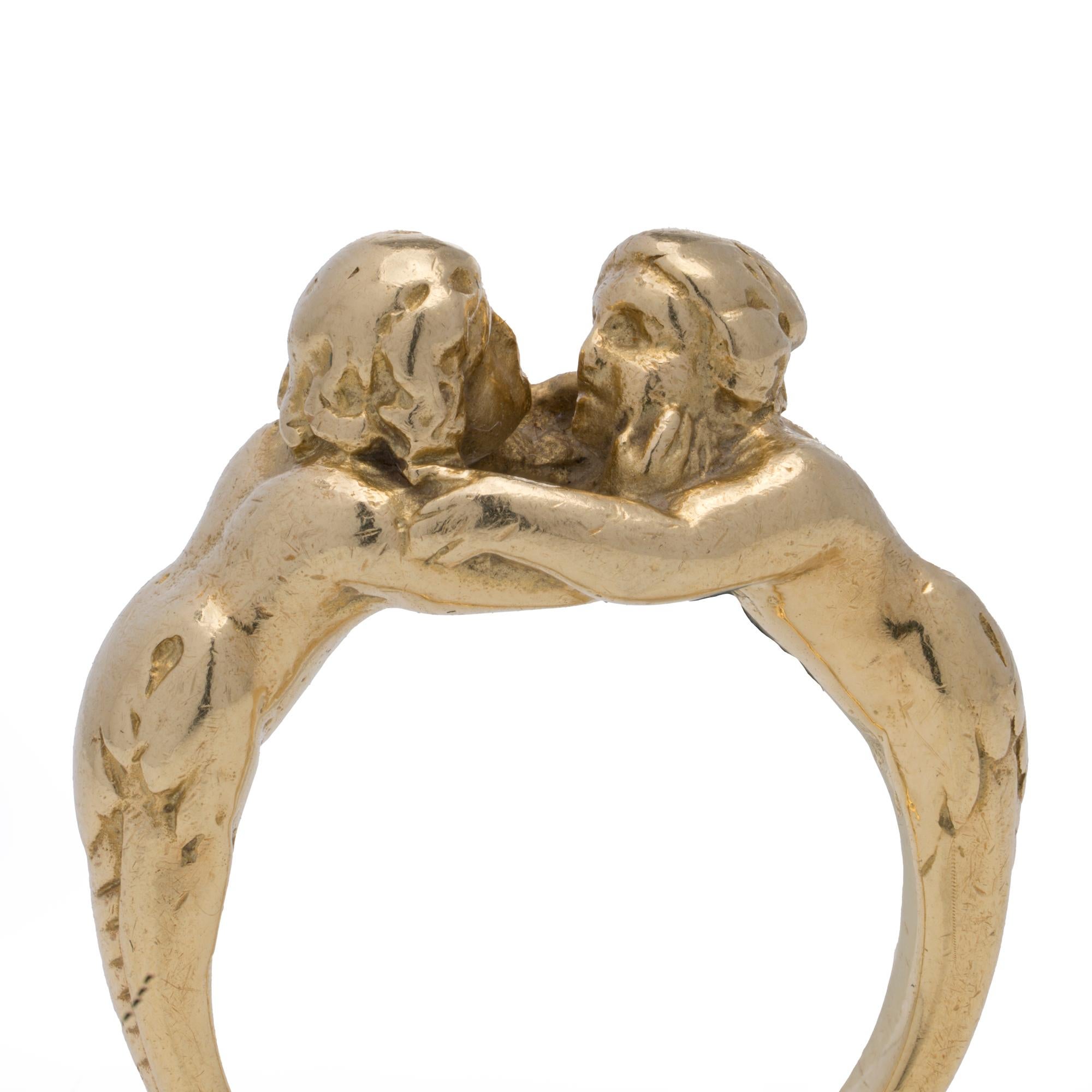 Bague ancienne en or 18 carats représentant un homme et une femme enlacés Unisexe en vente