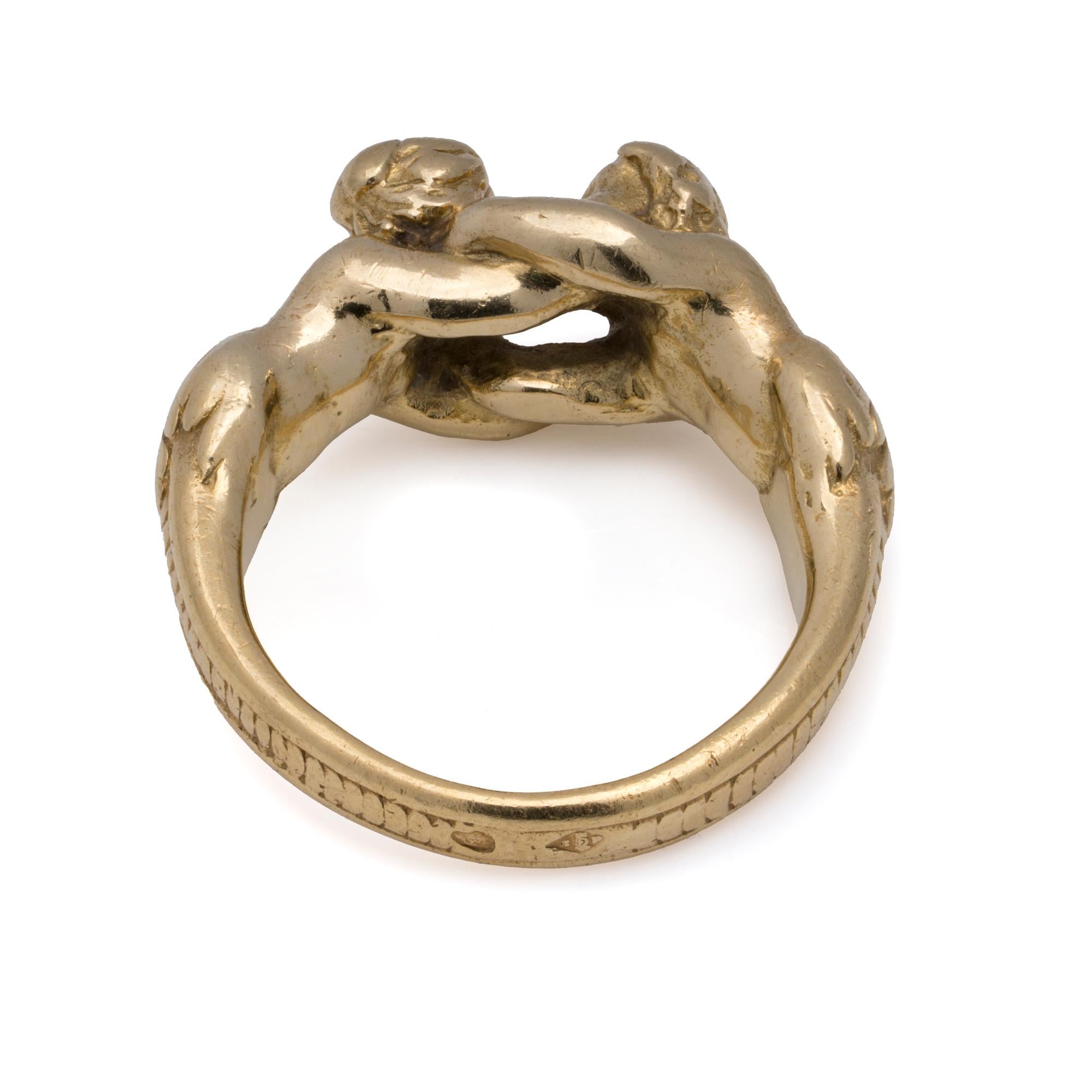 Bague ancienne en or 18 carats représentant un homme et une femme enlacés en vente 1