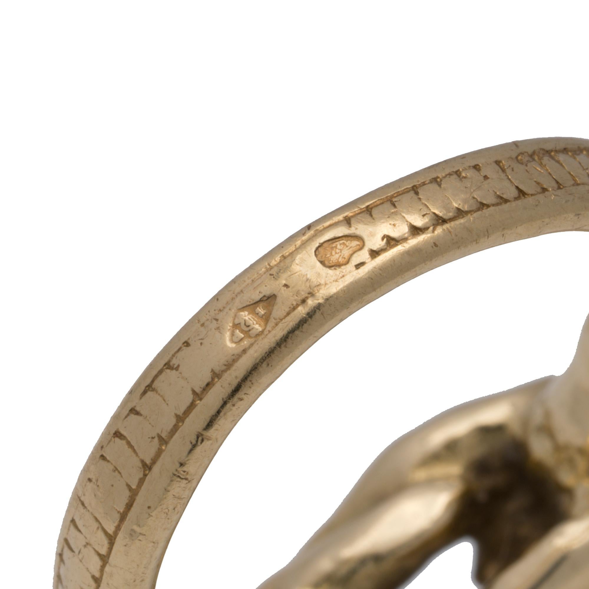 Bague ancienne en or 18 carats représentant un homme et une femme enlacés en vente 2