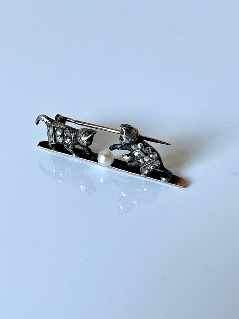 Antike französische Katzenbrosche, 18 Karat Gold Silber Diamant Rubin Perle Brosche C1890 (Spätviktorianisch) im Angebot