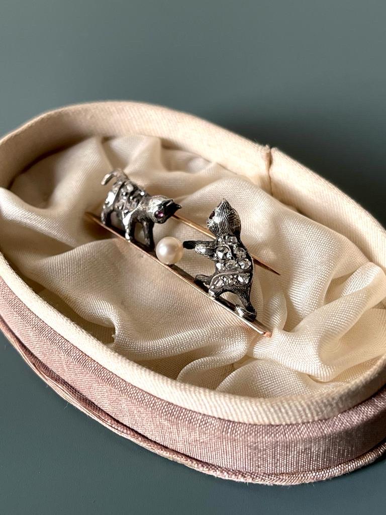 Antike französische Katzenbrosche, 18 Karat Gold Silber Diamant Rubin Perle Brosche C1890 (Rosenschliff) im Angebot