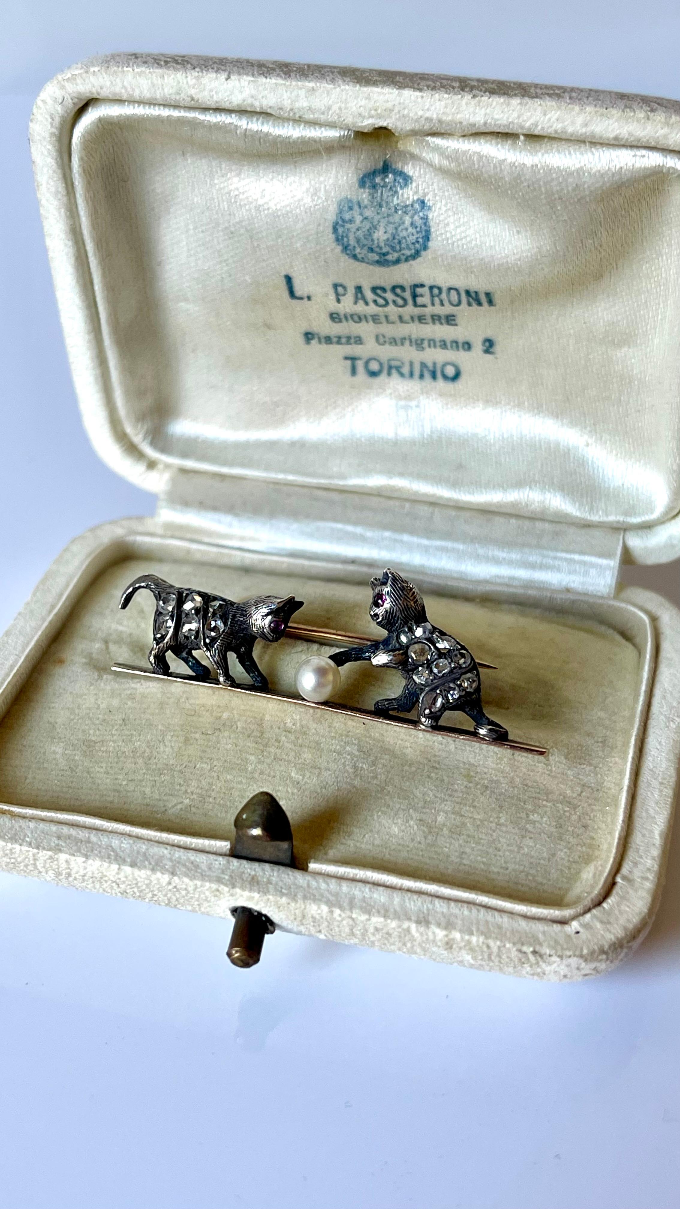Antike französische Katzenbrosche, 18 Karat Gold Silber Diamant Rubin Perle Brosche C1890 im Zustand „Gut“ im Angebot in Firenze, IT