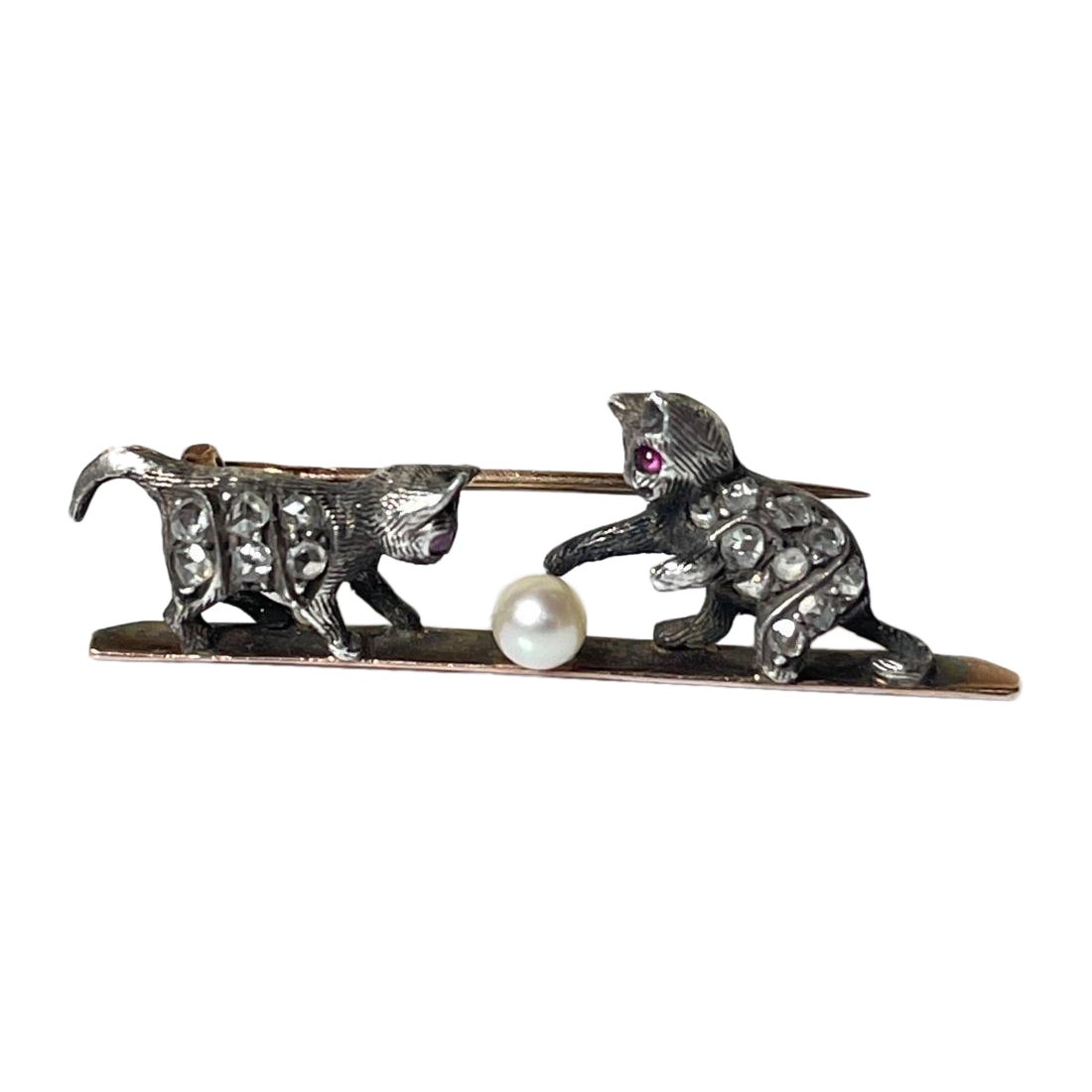 Broche chat française ancienne en or 18 carats, diamants, rubis et perles, C1890