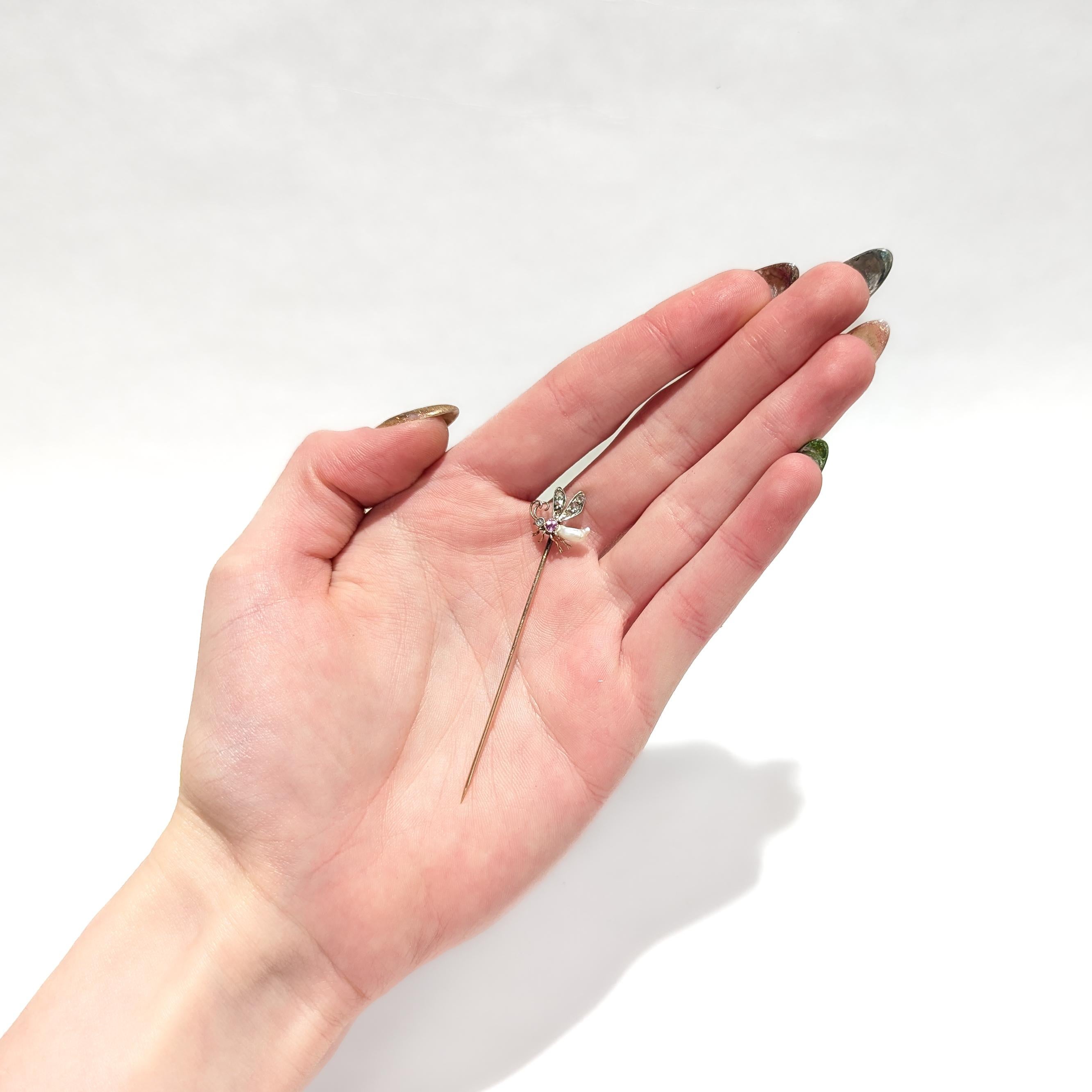 Eine schöne antike französische figurale Anstecknadel.

Aus 18 Karat Gelbgold und Silber.

In Form eines Insekts mit Antenne und Flügeln. 

Der Kopf und die Flügel sind mit Diamanten besetzt, der Brustkorb mit einem rosafarbenen Saphir in