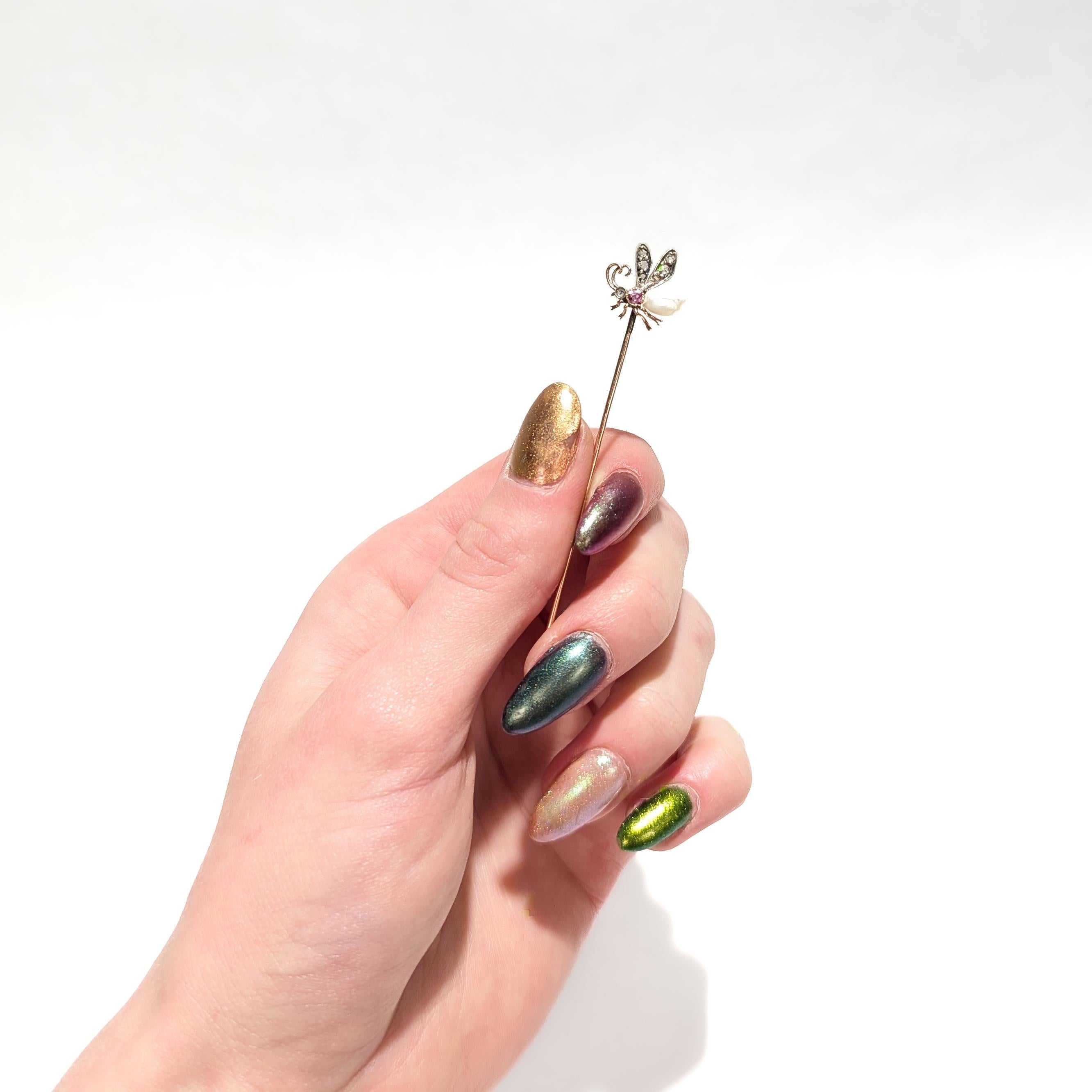 Antike französische 18 Karat Gold, Silber, Diamant, Saphir & Perlen Insect/Bee Stickpin (Belle Époque) im Angebot