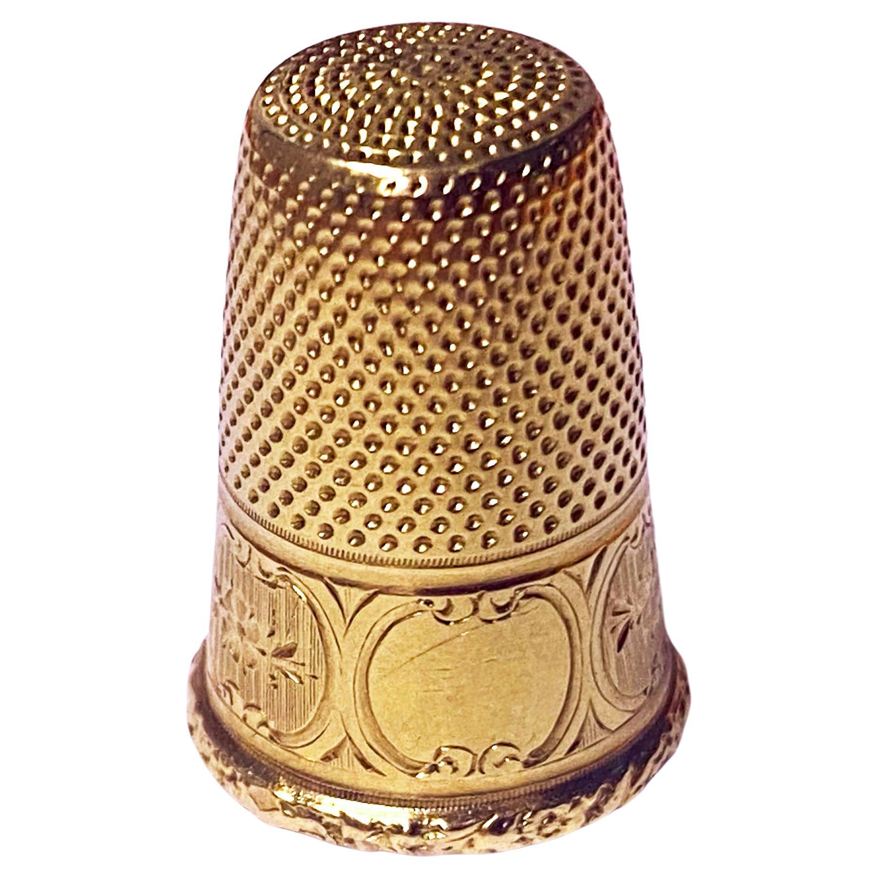 Antike Französisch 18K Gold Fingerhut C. 1890. Sehr schön graviert, pristinbe Zustand, mit französischem Adler und Herstellerzeichen in Rautenform. Höhe: 1 Zoll. Sockel: 0.75 Zoll. Gewicht des Artikels: 5,22 Gramm.