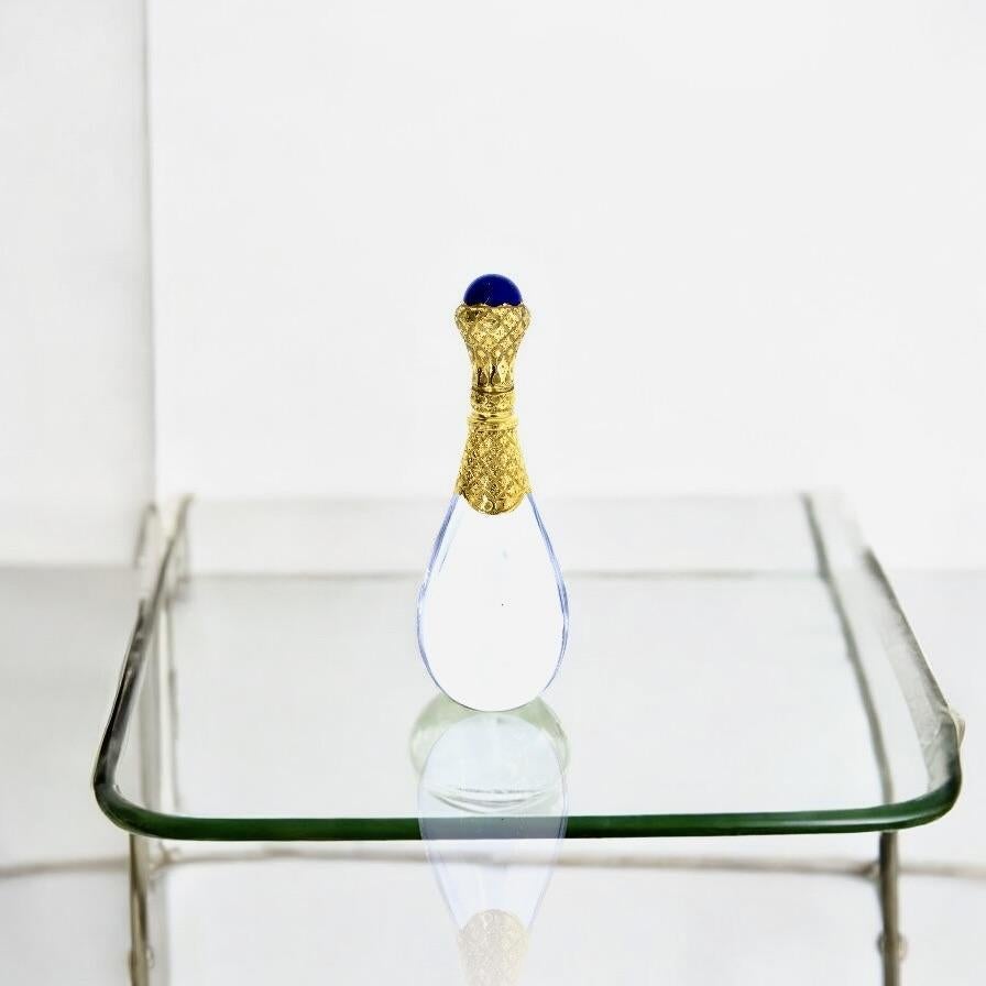 Flacon de parfum ancien, or jaune 18 carats, lapis bleu vif naturel avec de légères mouchetures d'or, et cristal de roche par Auguste Fraumont , c. 1850. un important joaillier travaillant à Paris, au 51, rue Neuve-des-Petits-Champs. Fraumont était