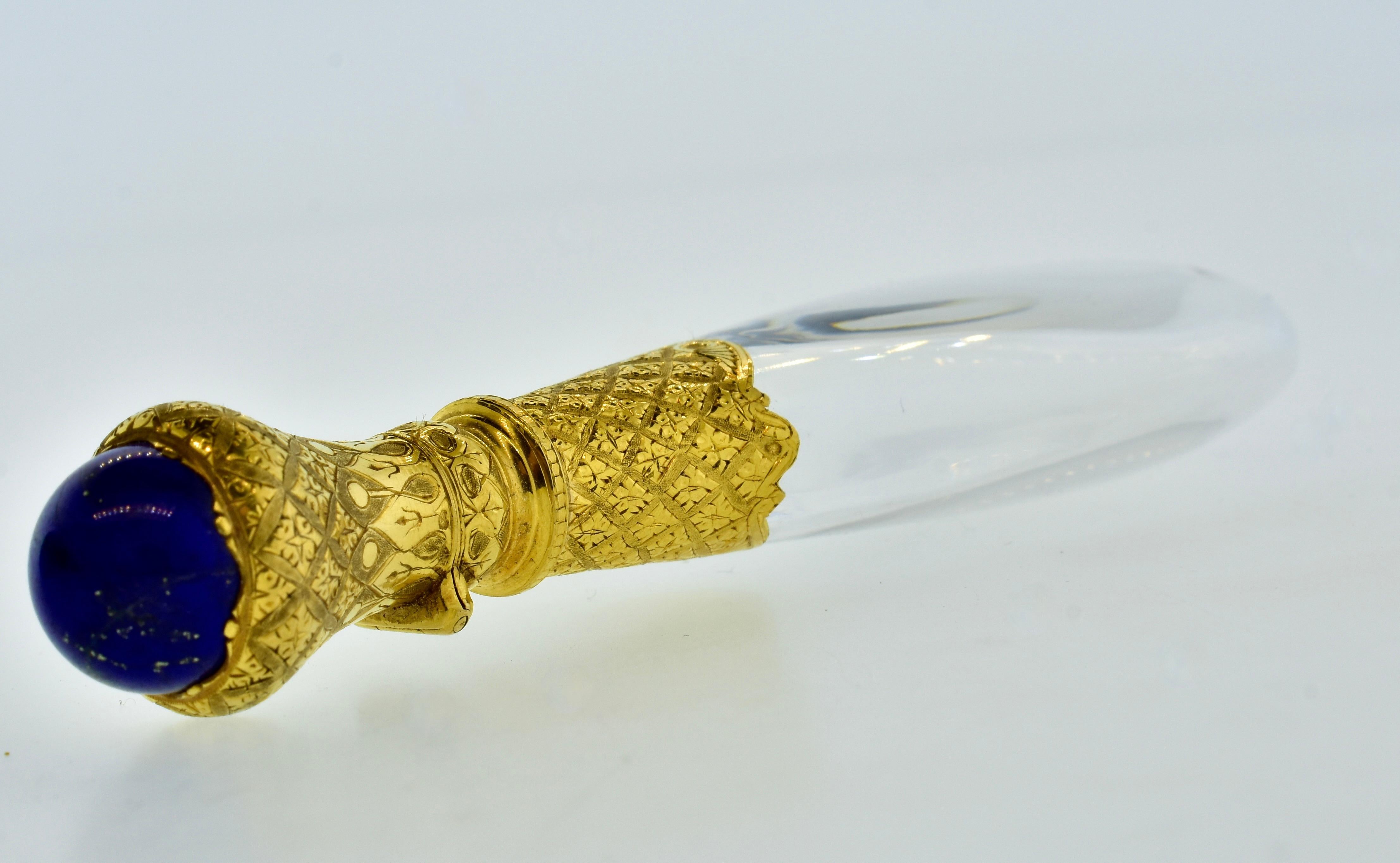 Taille cabochon « sugarloaf » Ancienne bouteille de parfum en cristal de roche, Lapis et 18K, Auguste Fraumont, 1850 en vente