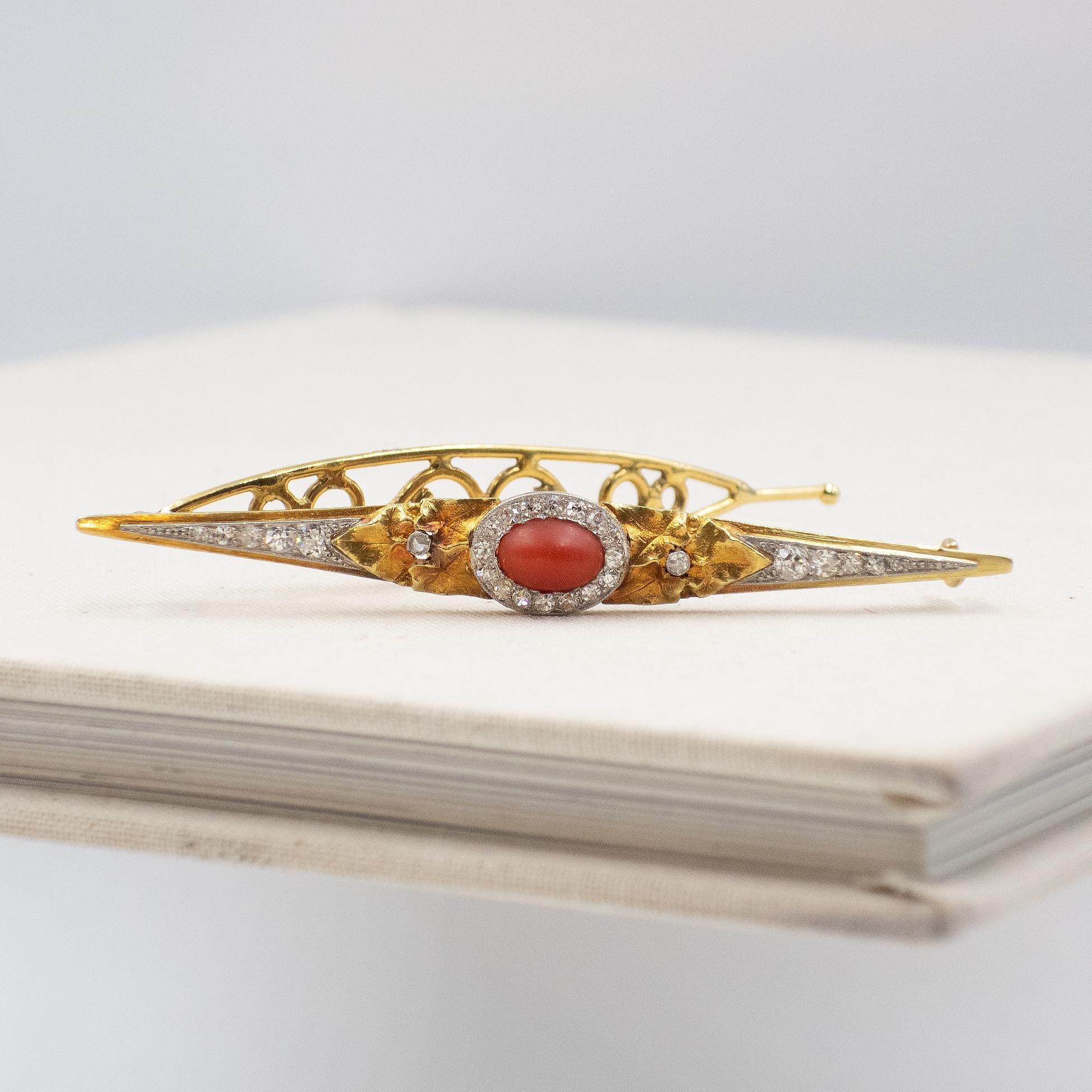Antique French 18K Yellow Gold and Platinum Diamond Coral Hair Barrette In Excellent Condition For Sale In New York, NY