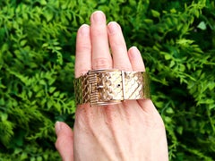 Brazalete Antique French con hebilla, de oro amarillo de 18 quilates, de alrededor de 1900