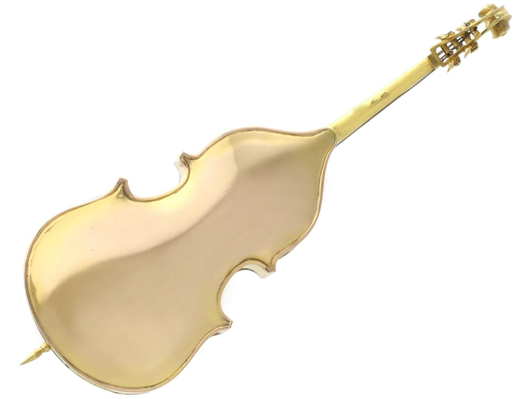 Francese Antique French in oro giallo 18k Modello di contrabbasso Circa 1920 in vendita