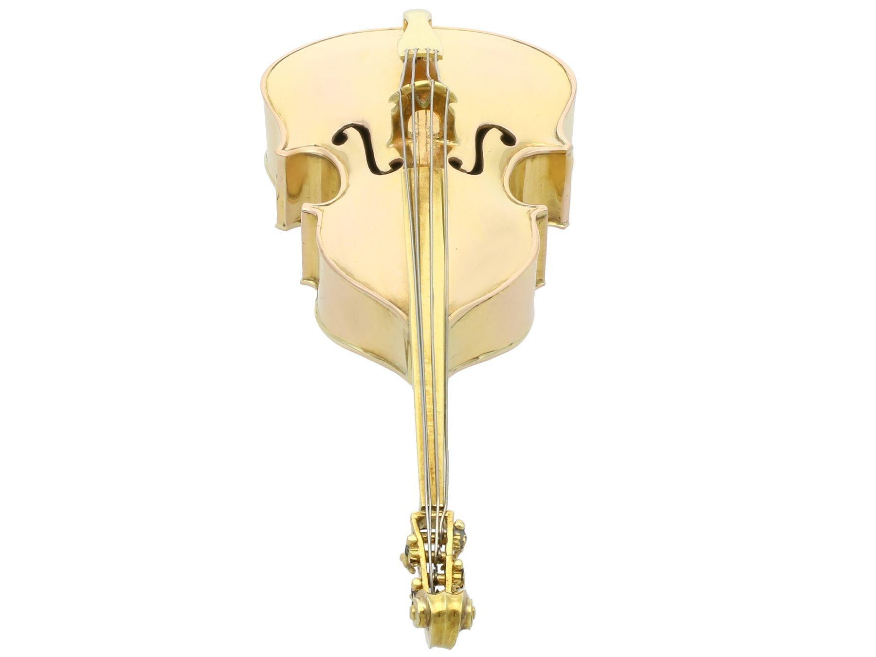 Inizio XX secolo Antique French in oro giallo 18k Modello di contrabbasso Circa 1920 in vendita
