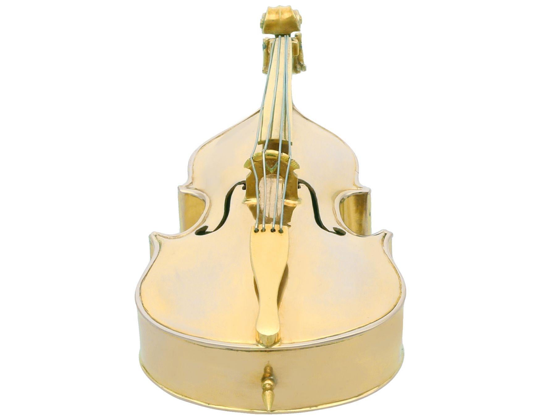 Oro Antique French in oro giallo 18k Modello di contrabbasso Circa 1920 in vendita