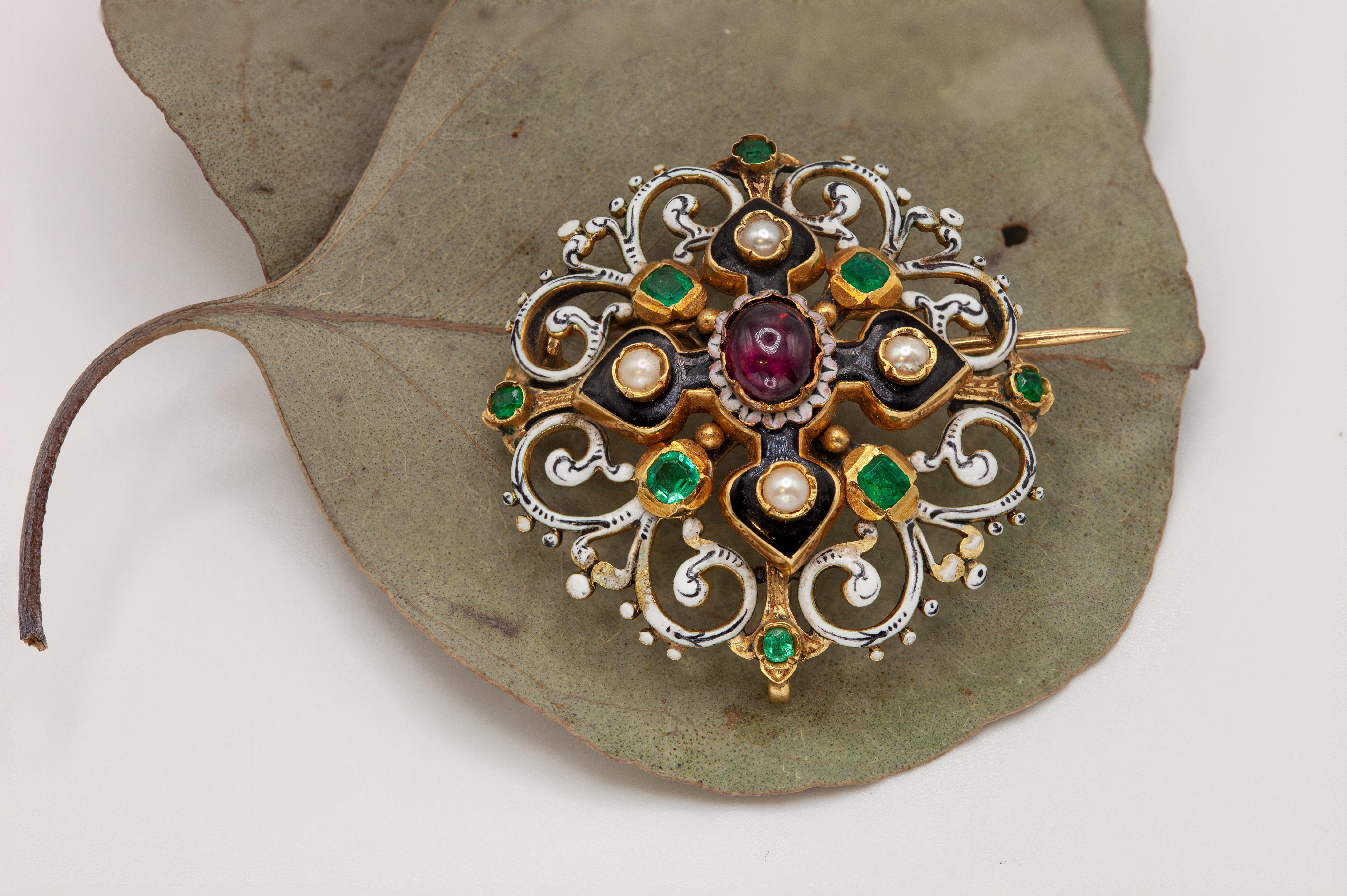 Cabochon Antique French, oro giallo 18 carati, perla smeraldo smalto spilla in vendita