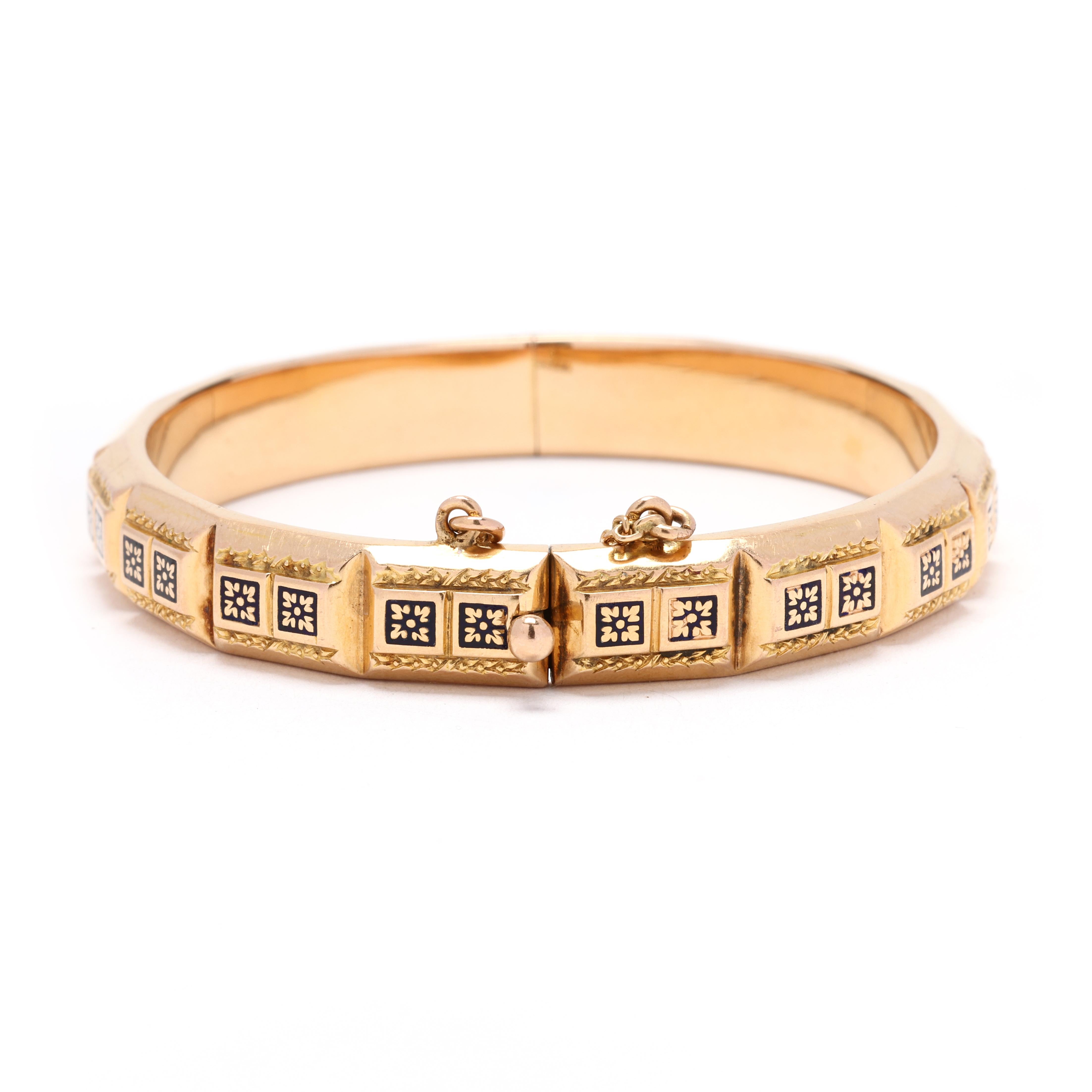 Ajoutez une touche de glamour et de sophistication à votre collection de bijoux avec cet exquis bracelet bangle en émail d'or jaune 18k français ancien. Confectionné avec des détails complexes et des émaux vibrants, ce bracelet est une véritable