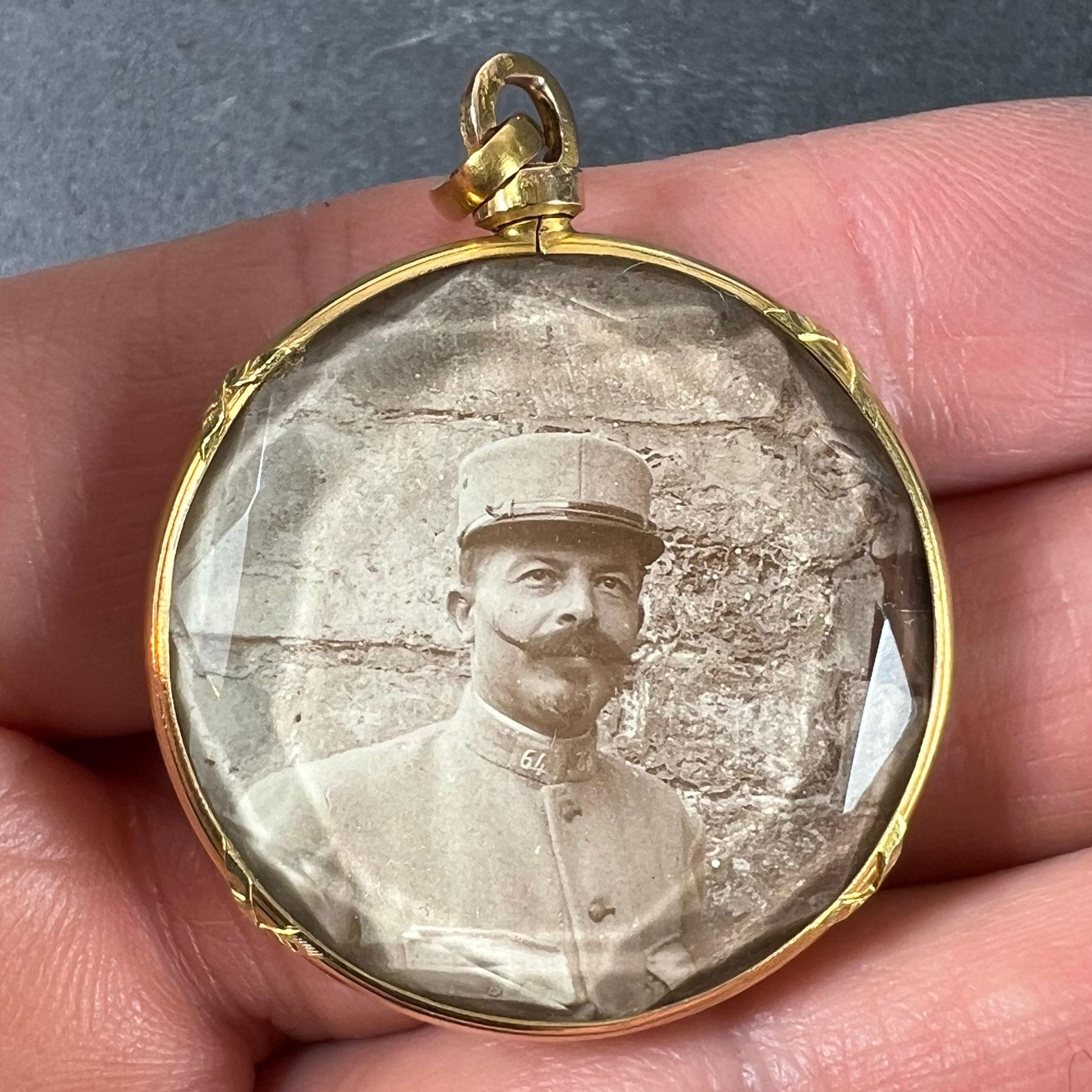 Pendentif photo en verre facetté Antique French en or jaune 18K en vente 5