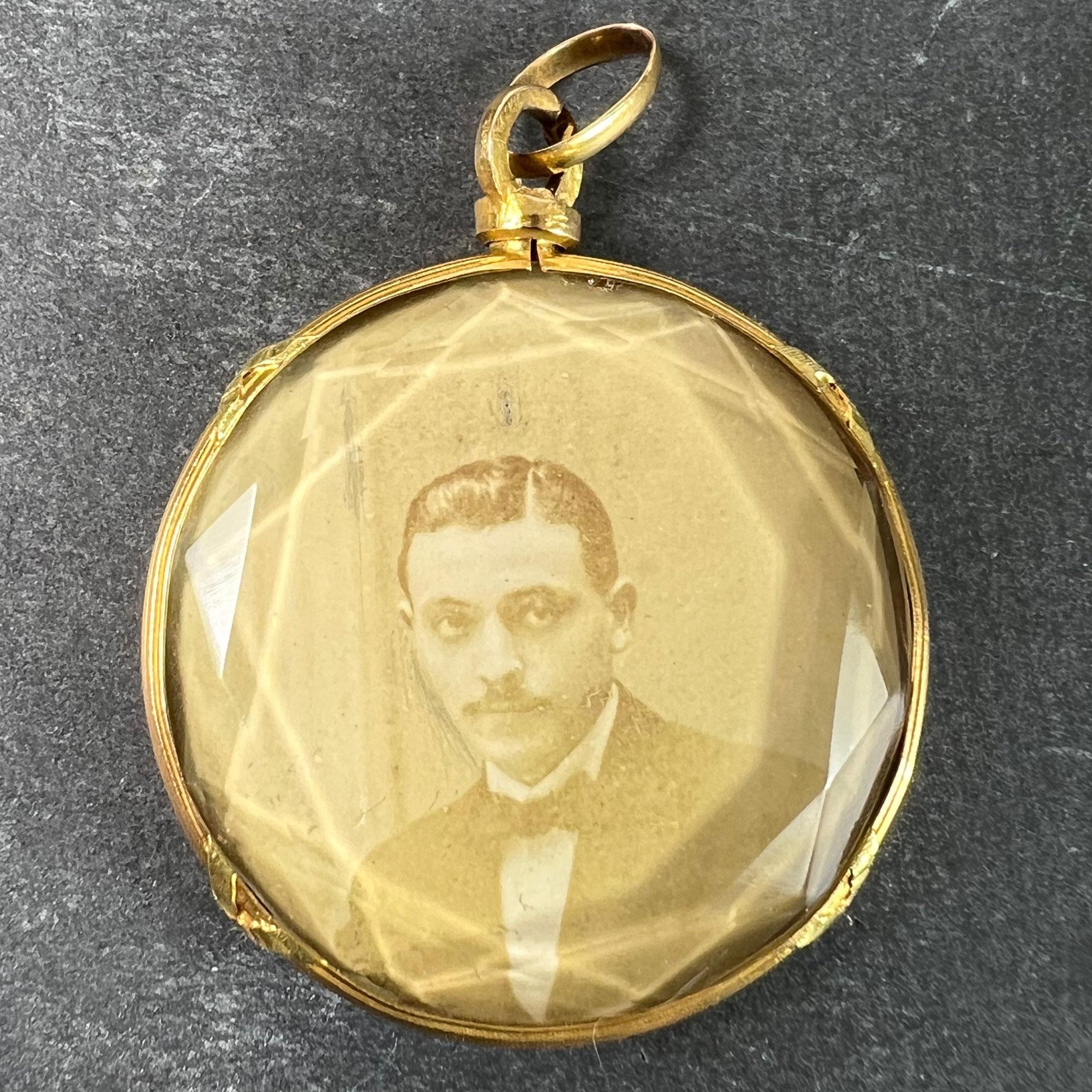 Pendentif en or jaune 18 carats (18K) avec des vitres en verre à facettes et un cadre à cannelures en or jaune avec des rubans encerclant les cannelures. Les photos représentent deux gentlemen de l'époque édouardienne, l'un en smoking, l'autre en