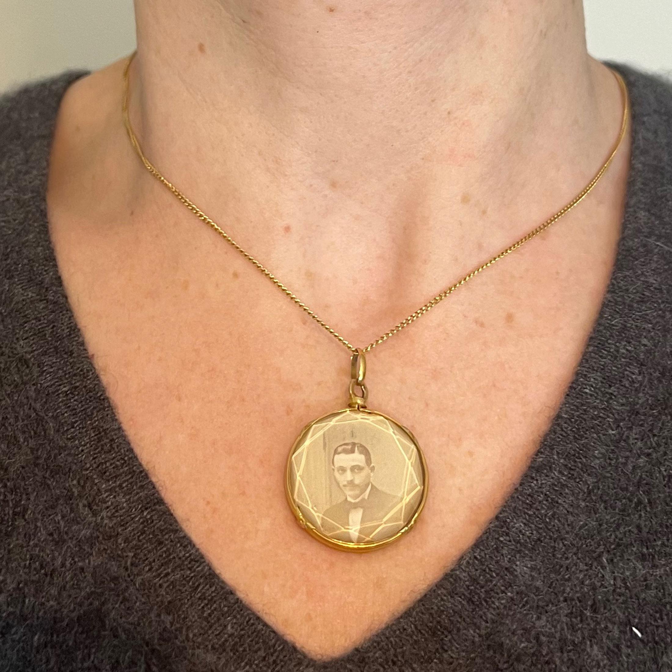 Pendentif photo en verre facetté Antique French en or jaune 18K Bon état - En vente à London, GB