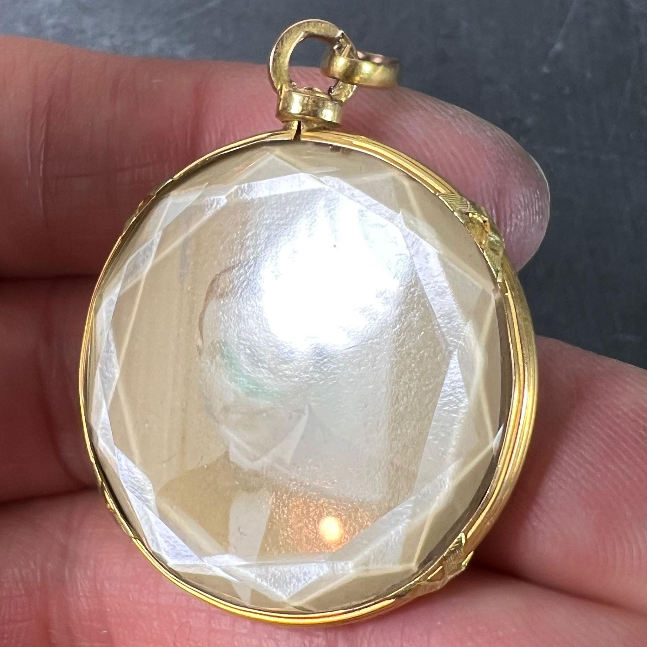 Pendentif photo en verre facetté Antique French en or jaune 18K en vente 1