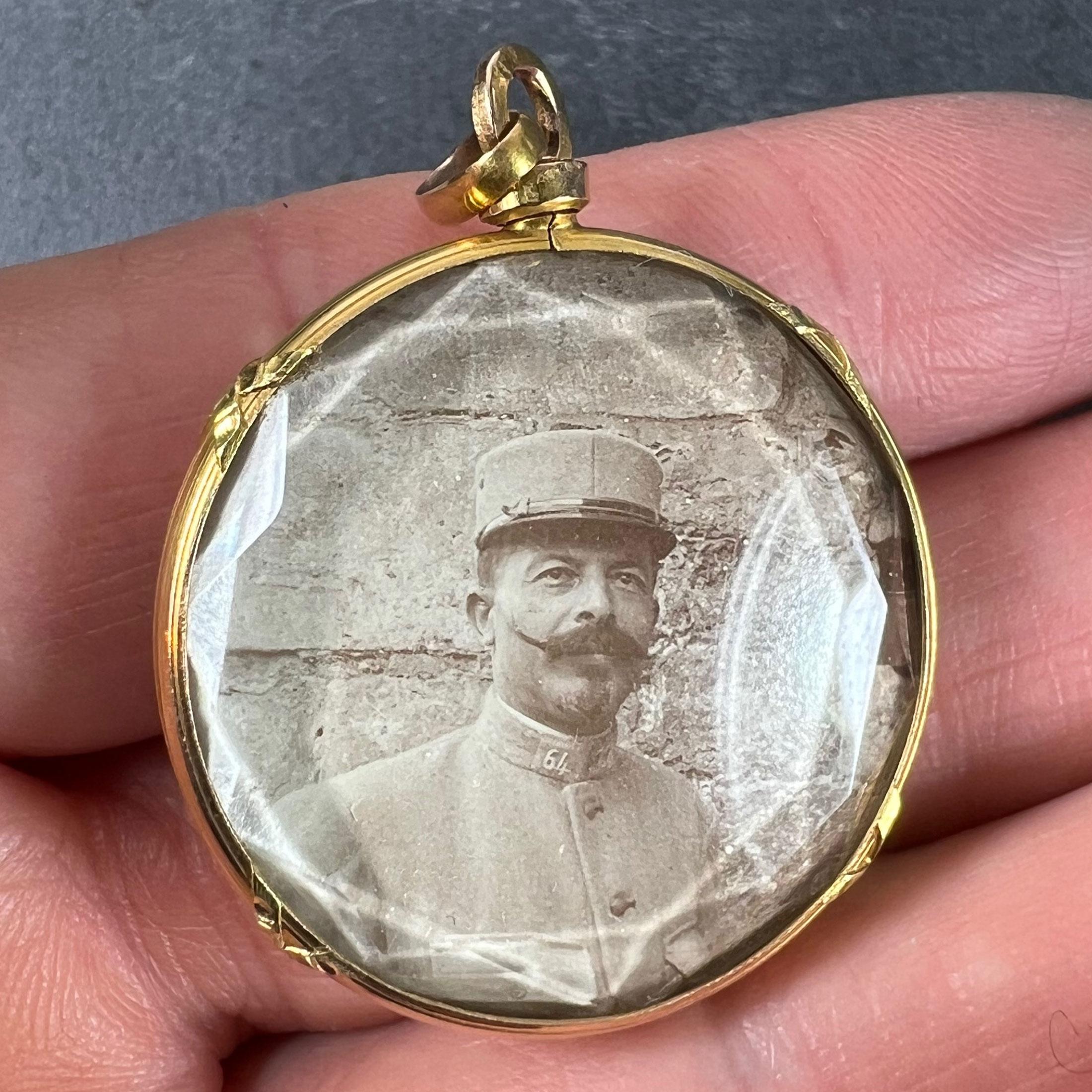 Pendentif photo en verre facetté Antique French en or jaune 18K en vente 4