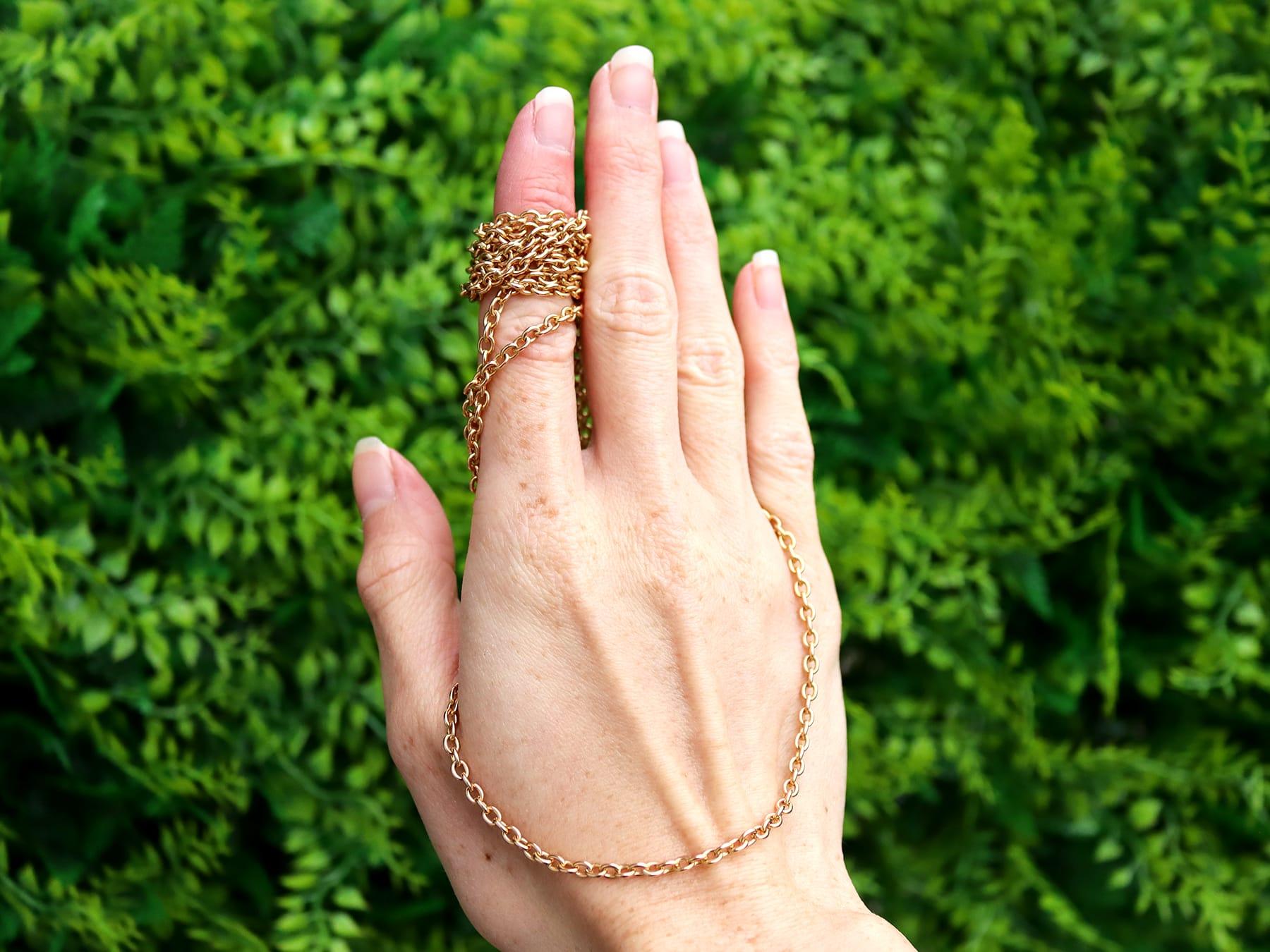 Una splendida catena longuard in oro giallo 18 carati, fine e imponente, che fa parte della nostra collezione di catene French.

Questa eccezionale, raffinata e imponente catena antica è stata realizzata in oro giallo 18 carati.

La collana con