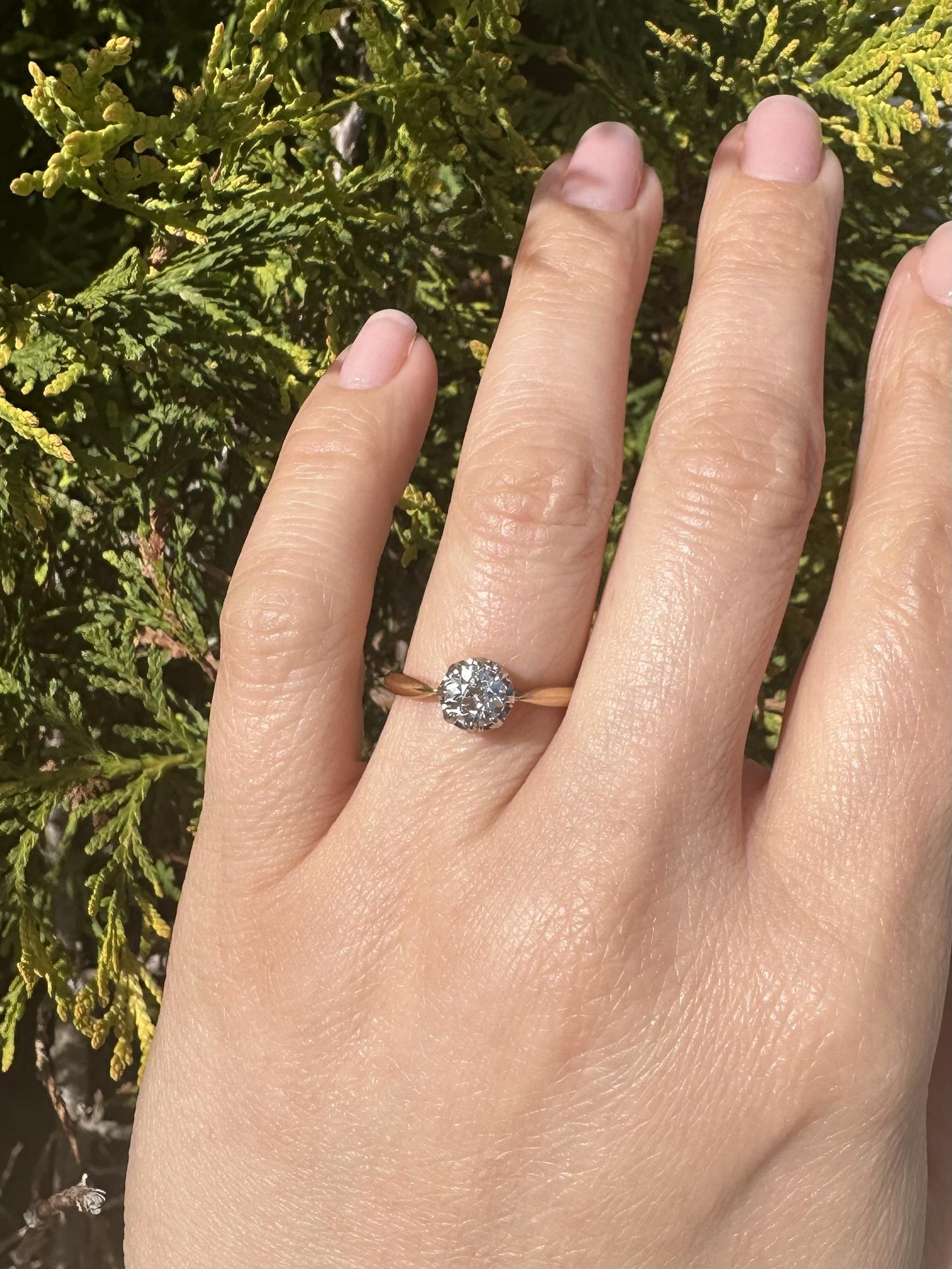 --Pierre(s) :...
(1) Diamant naturel véritable - taille européenne ancienne - serti clos - couleur G - pureté VS2 - 5,5 mm (approx.) - 0,55 ctw (approx.)

MATERIAL : Or jaune 18k massif - panier en platine
Poids : 2,87 grammes
Taille de la bague :