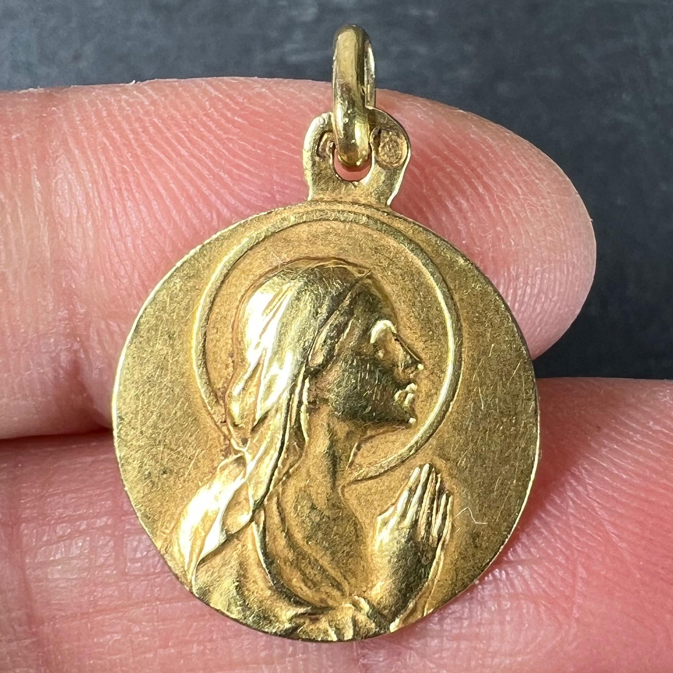 Antique French 18K Yellow Gold Vergine Maria Ciondolo Religioso Medaglia in vendita 1