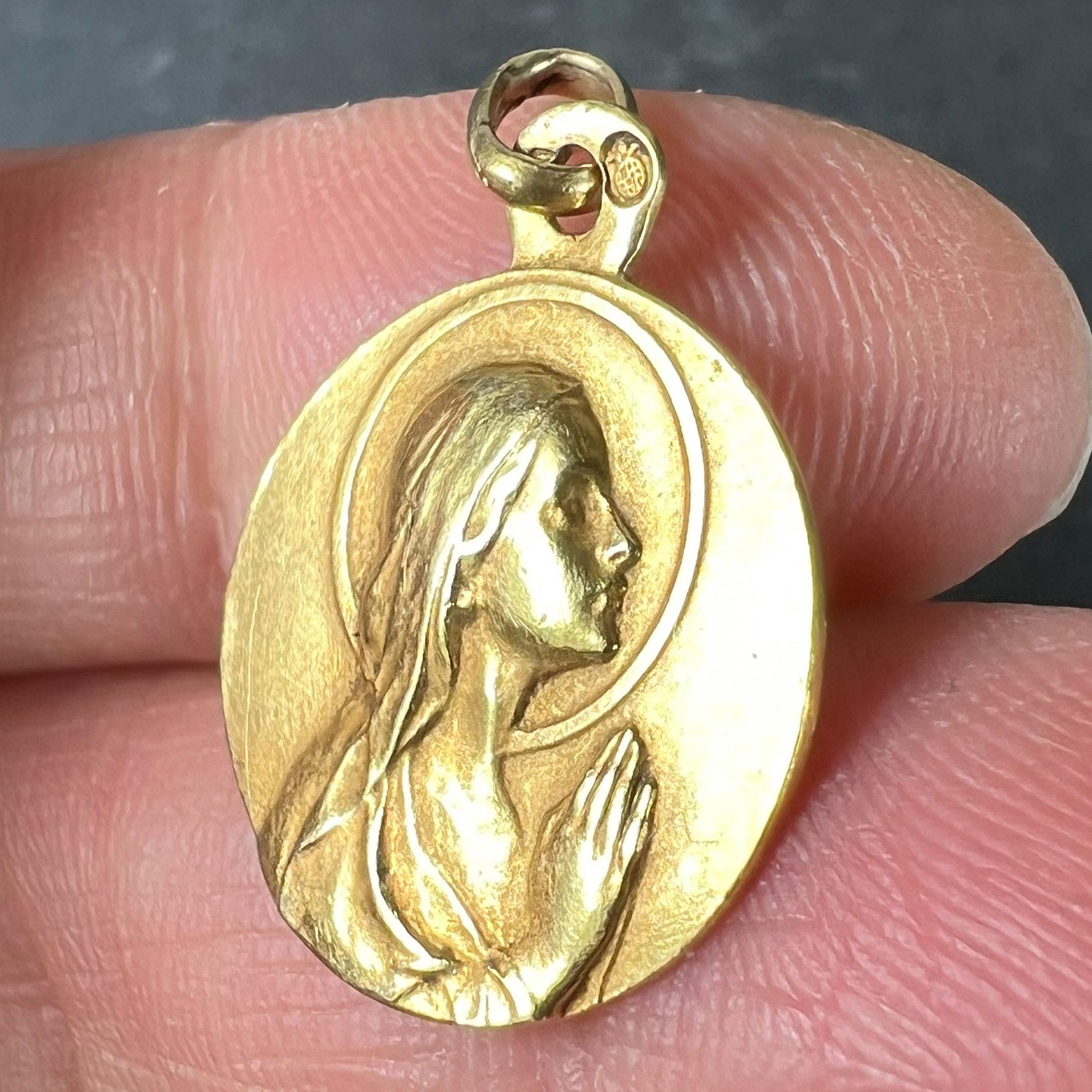 Antique French 18K Yellow Gold Vergine Maria Ciondolo Religioso Medaglia in vendita 2