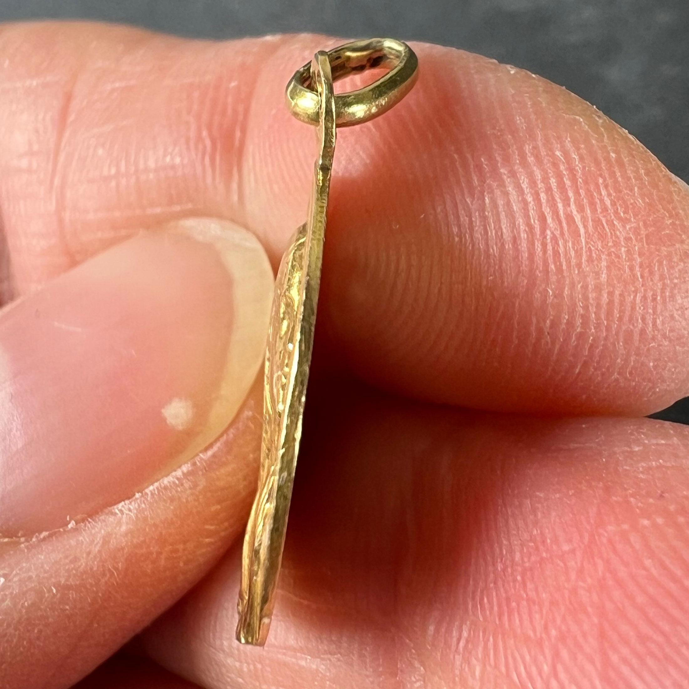 Antique French 18K Yellow Gold Vergine Maria Ciondolo Religioso Medaglia in vendita 3
