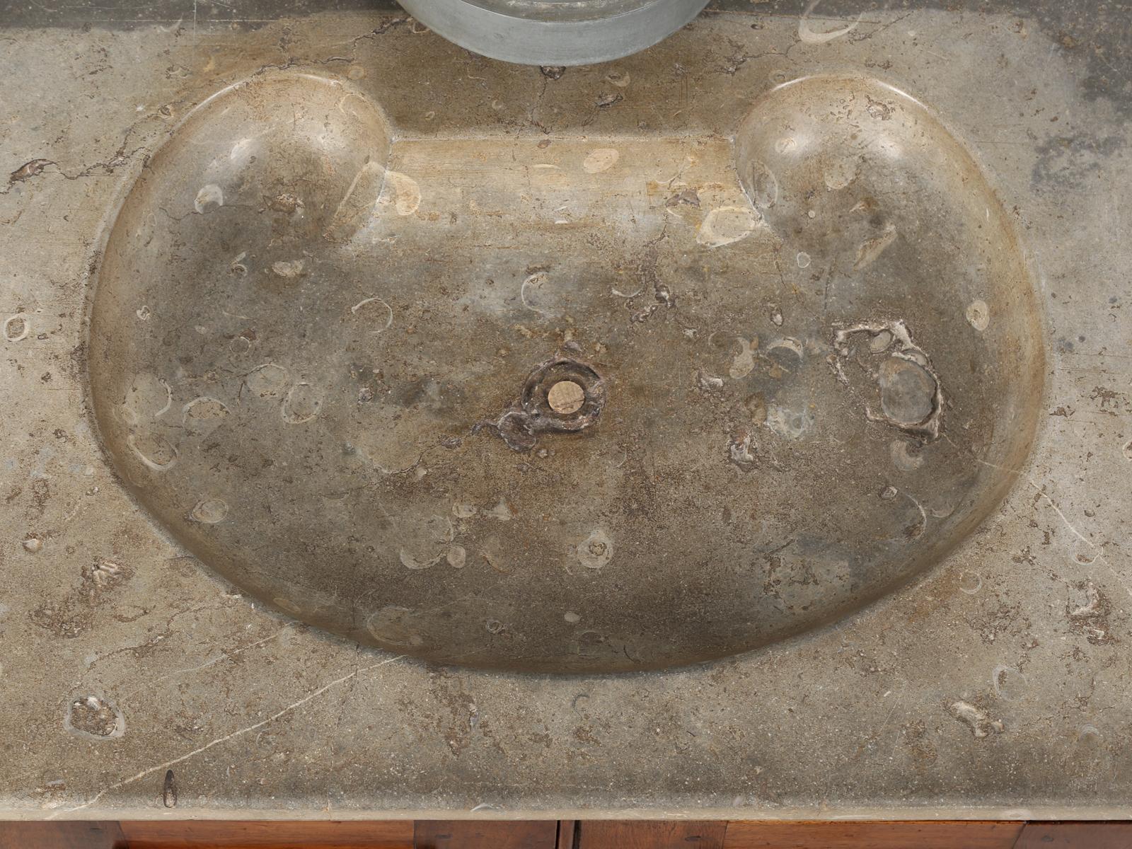 Antiker französischer Waschtisch aus Nussbaumholz mit dicker Fossil-Waschbecken aus dem 18. Jahrhundert (Französisch) im Angebot