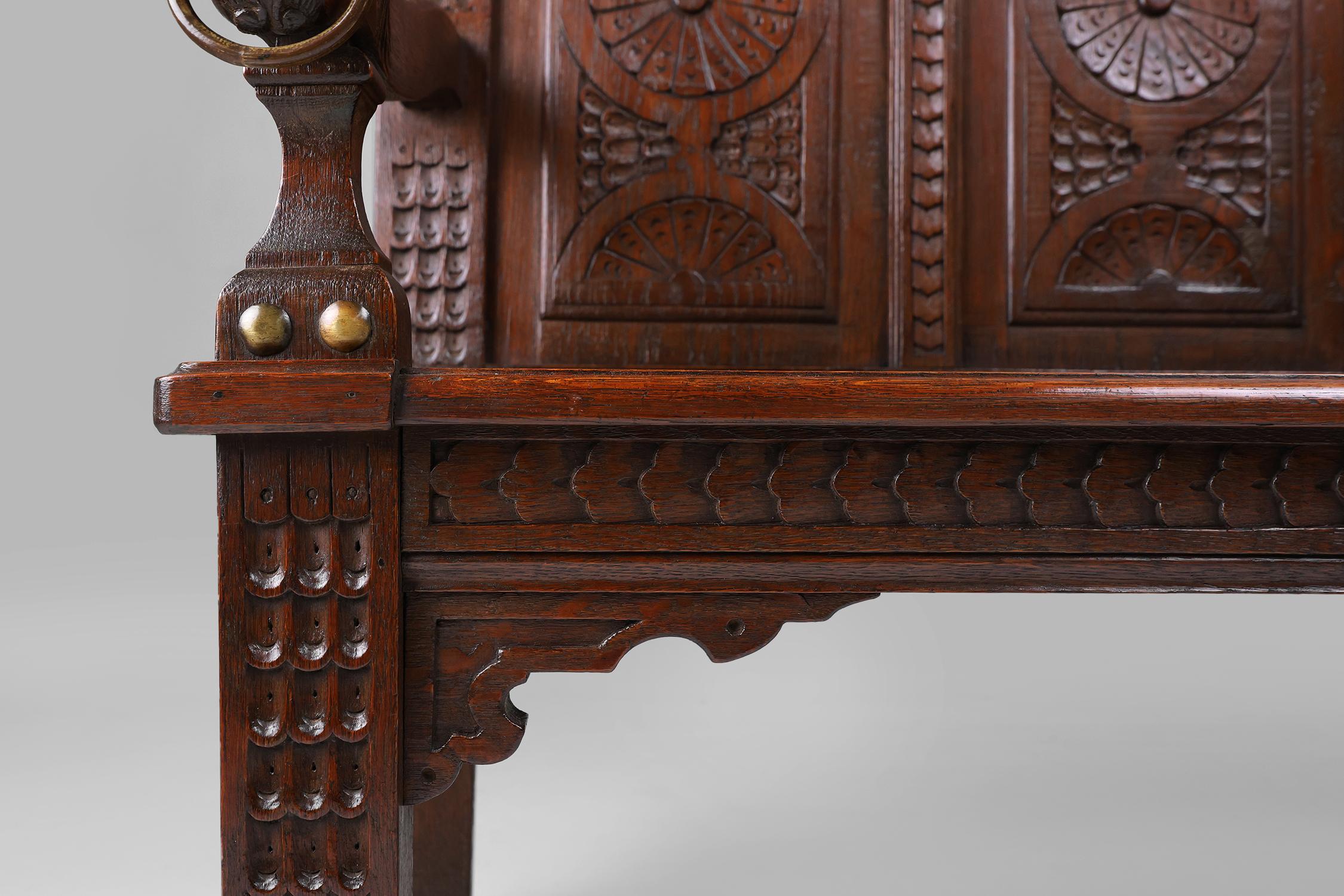 Ancienne banquette française de style gothique du 18ème siècle en chêne sculpté à haut dossier en vente 2