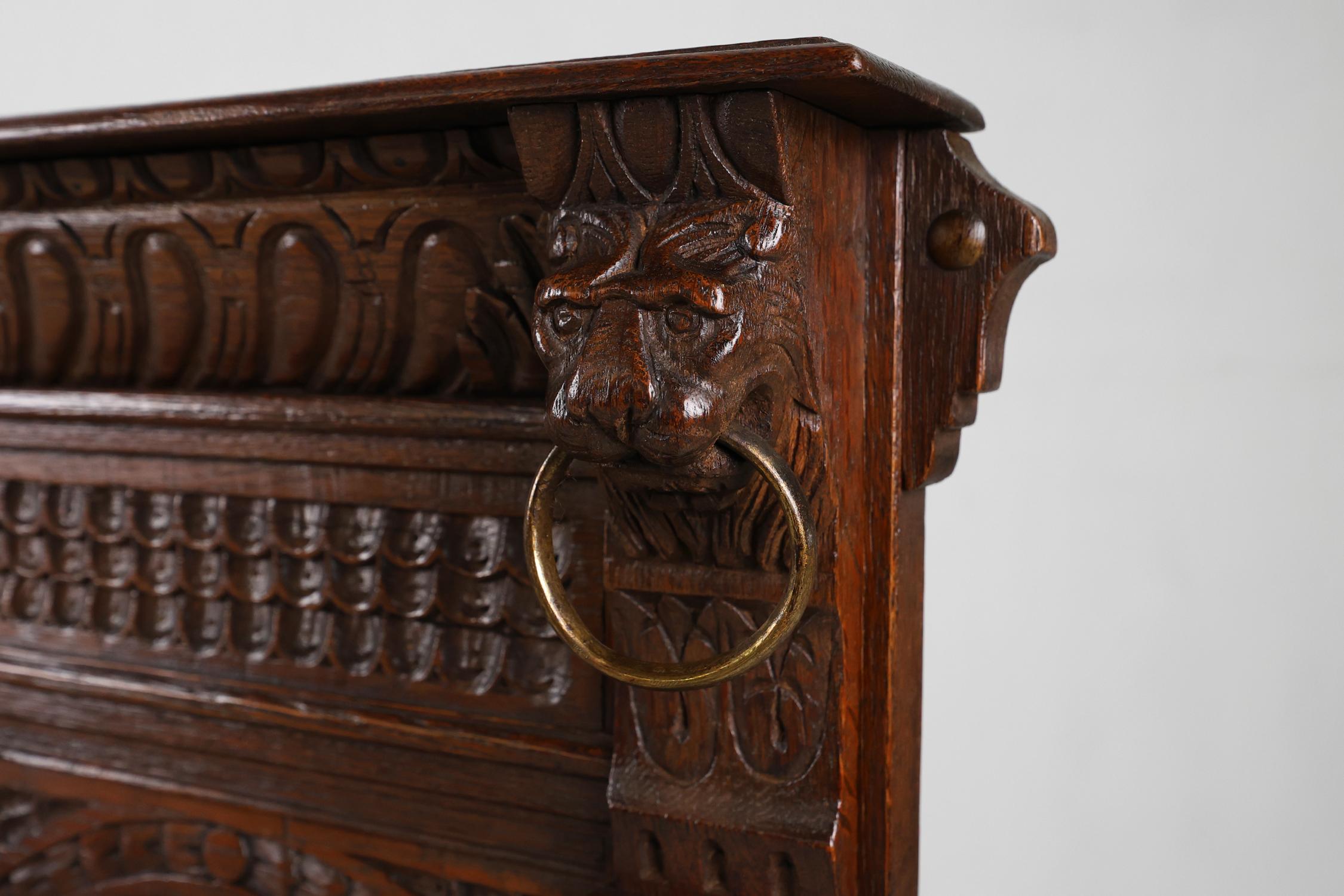 Ancienne banquette française de style gothique du 18ème siècle en chêne sculpté à haut dossier en vente 3