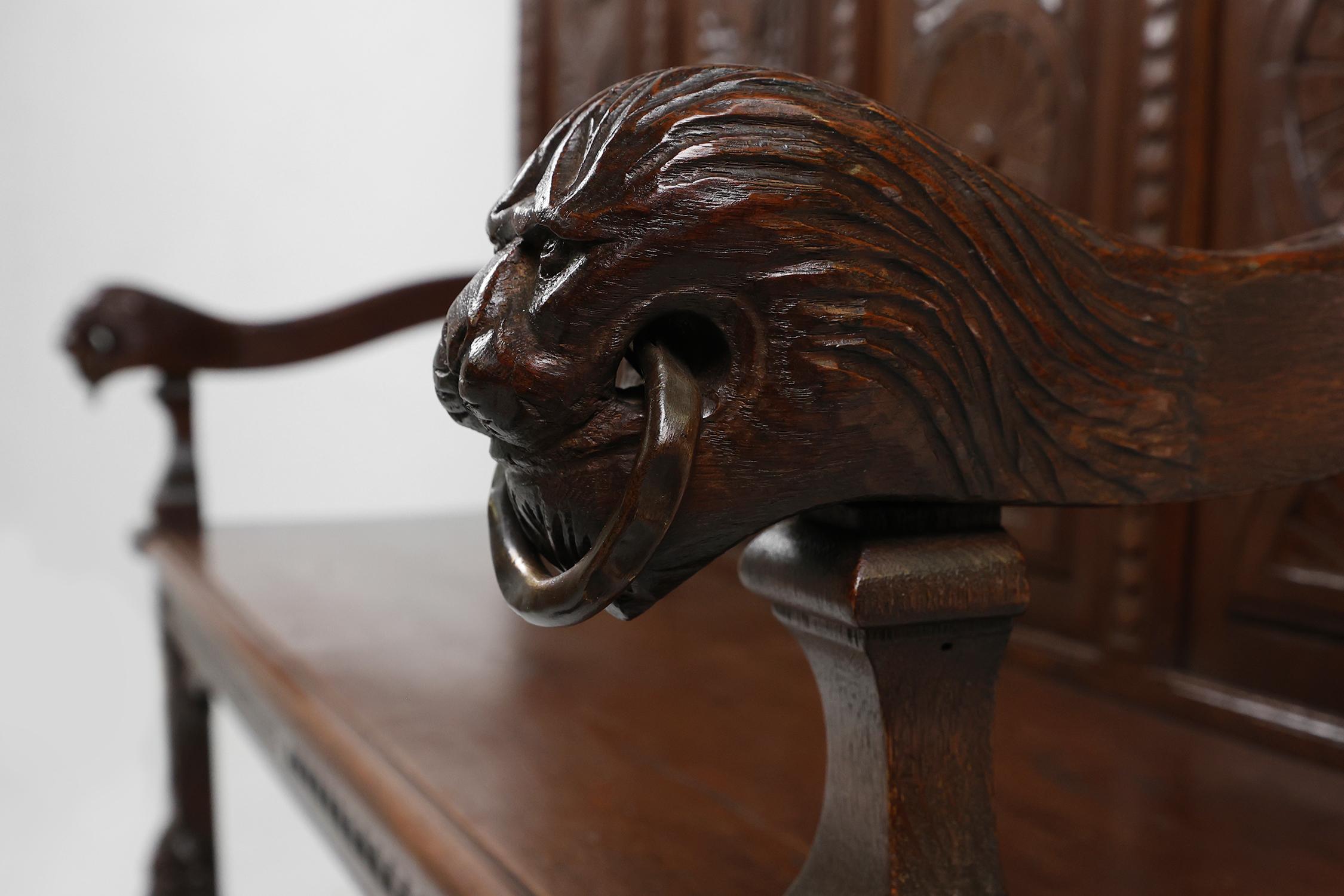 Ancienne banquette française de style gothique du 18ème siècle en chêne sculpté à haut dossier en vente 4