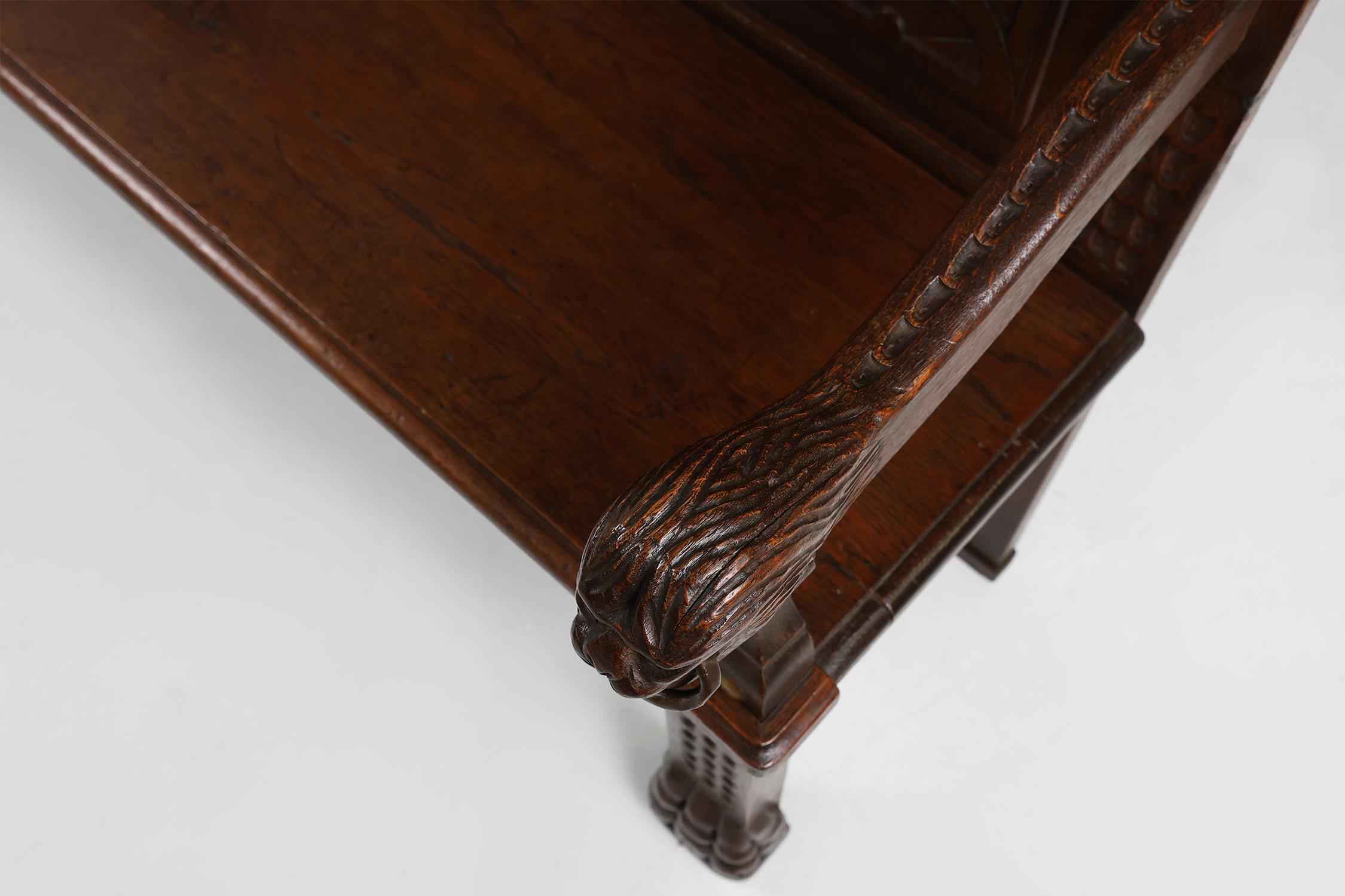 Ancienne banquette française de style gothique du 18ème siècle en chêne sculpté à haut dossier en vente 5
